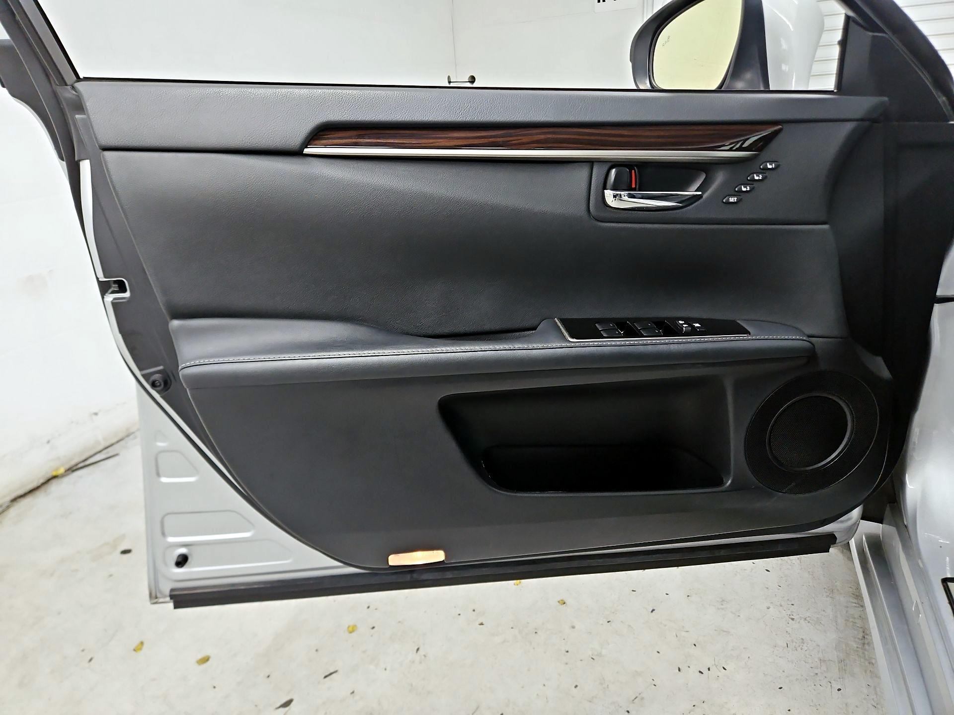 Thumbnail: 2016 Lexus ES - 12