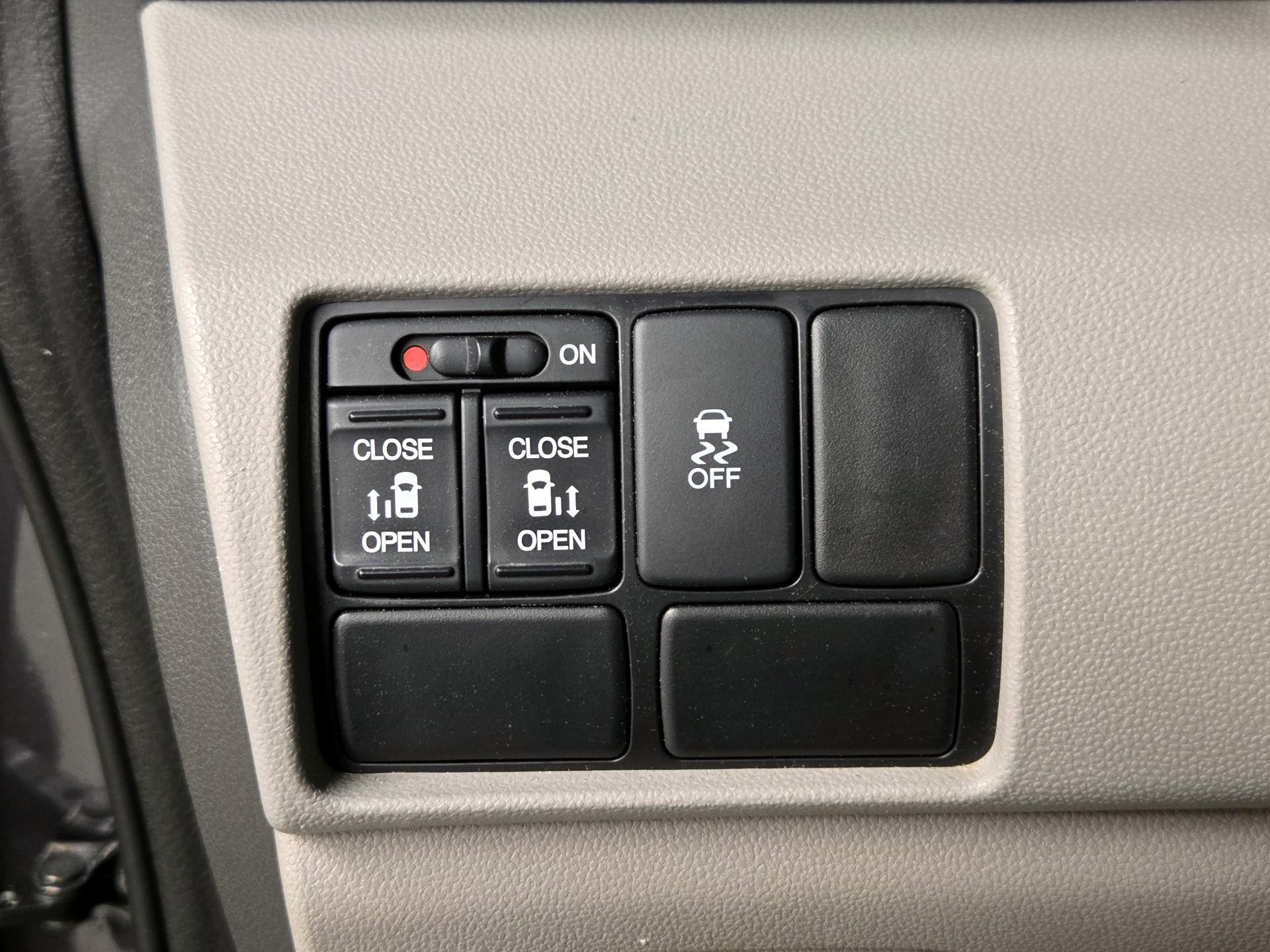 Thumbnail: 2015 Honda Odyssey - 13