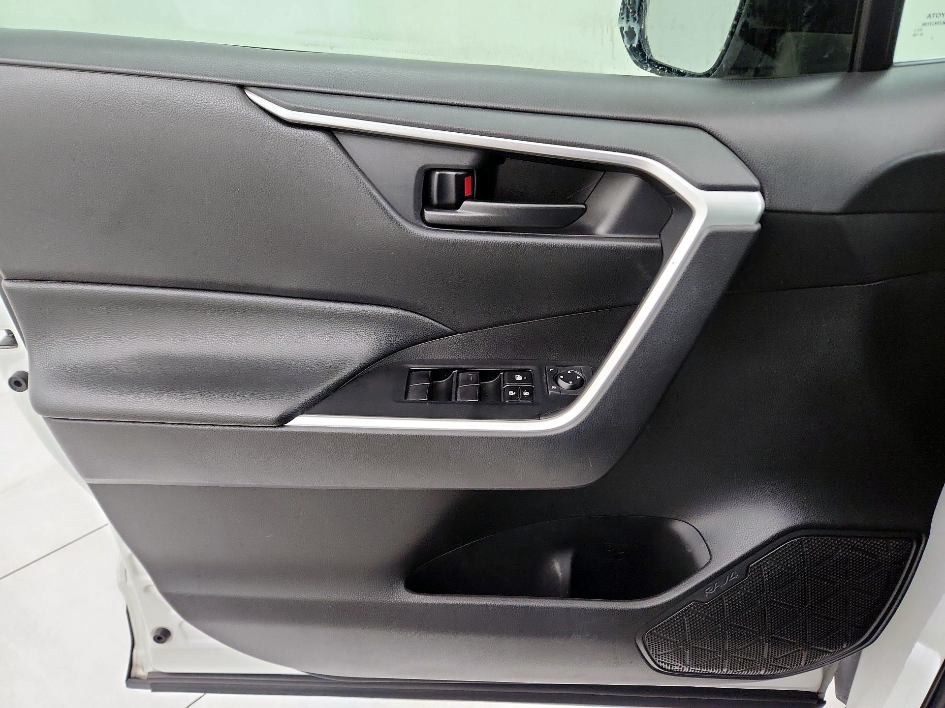 Thumbnail: 2020 Toyota RAV4 - 12