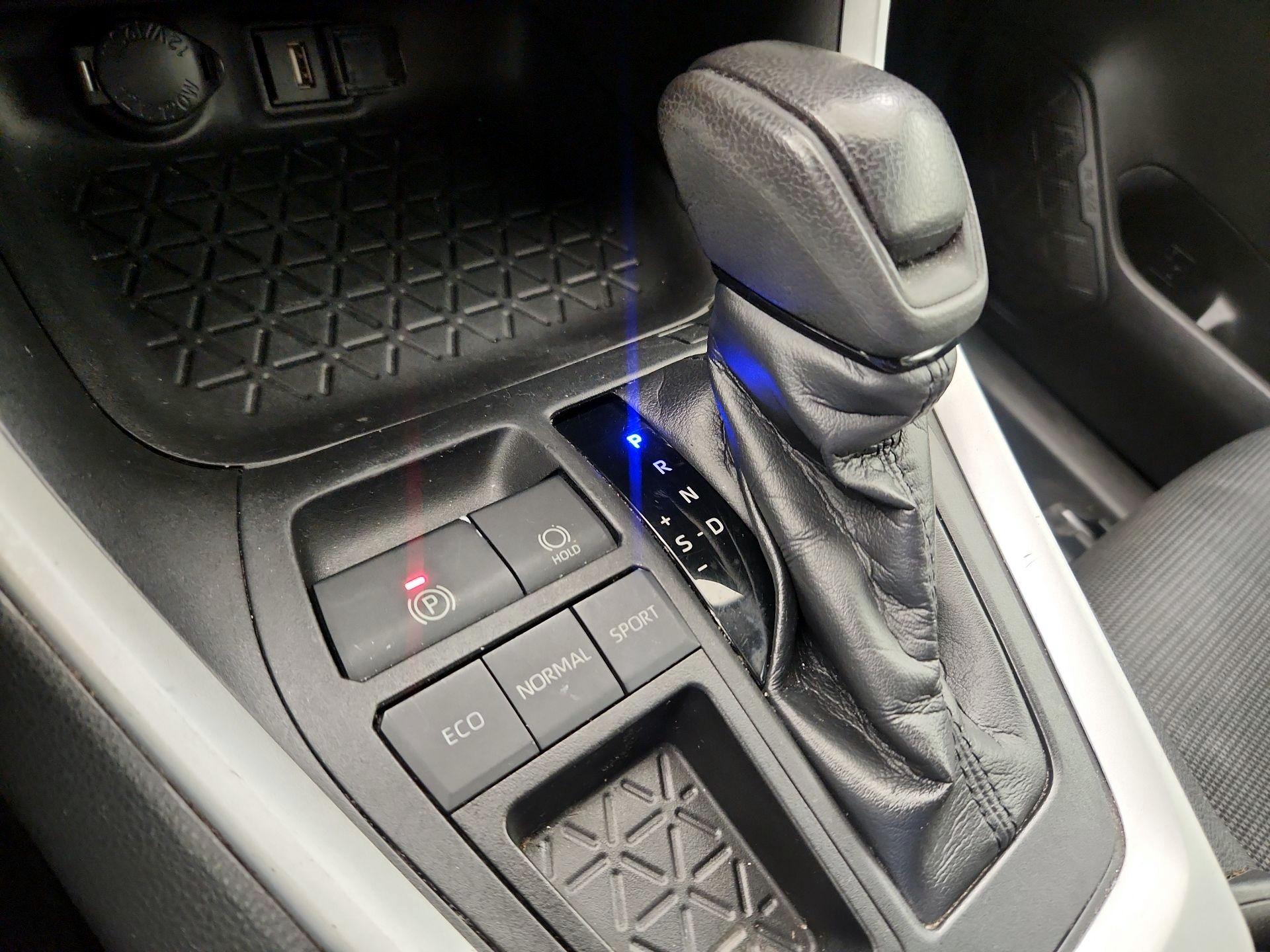 Thumbnail: 2020 Toyota RAV4 - 17