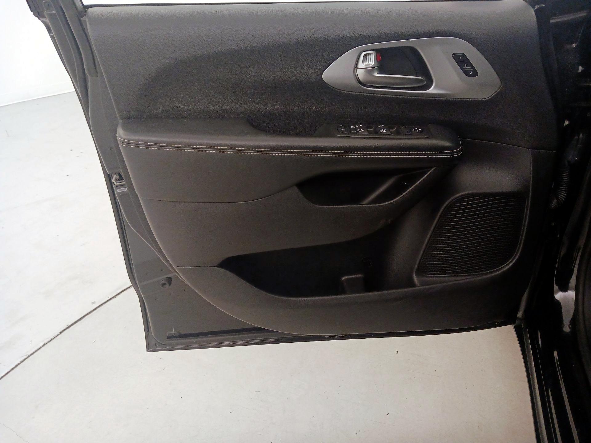 Thumbnail: 2021 Chrysler Pacifica - 12