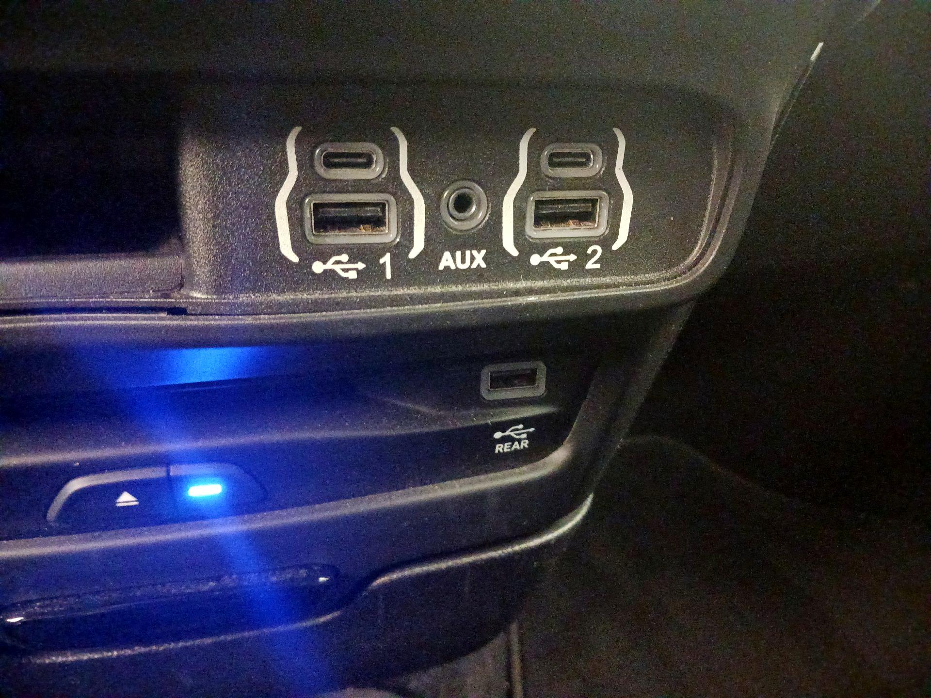 Thumbnail: 2021 Chrysler Pacifica - 19