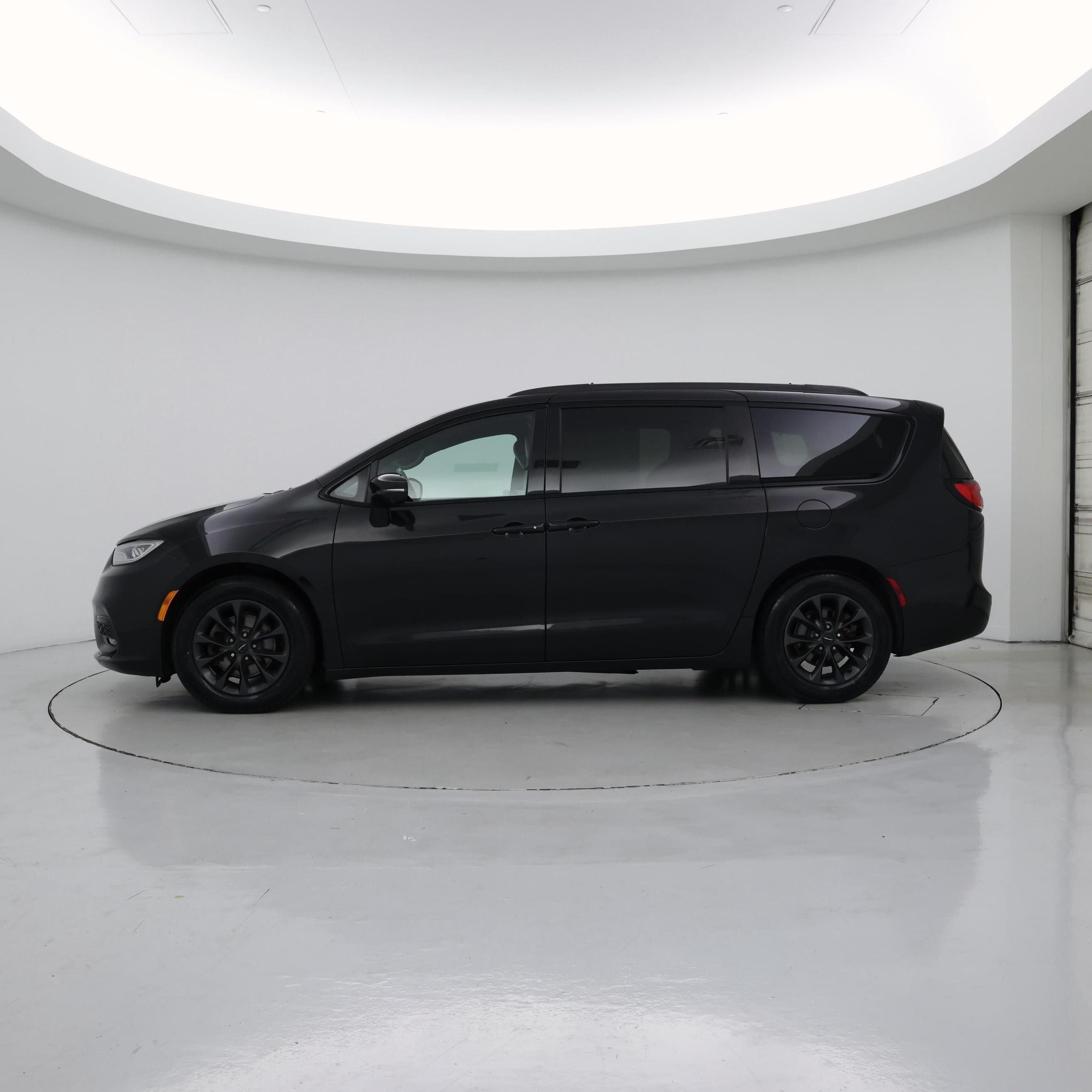 Thumbnail: 2021 Chrysler Pacifica - 3