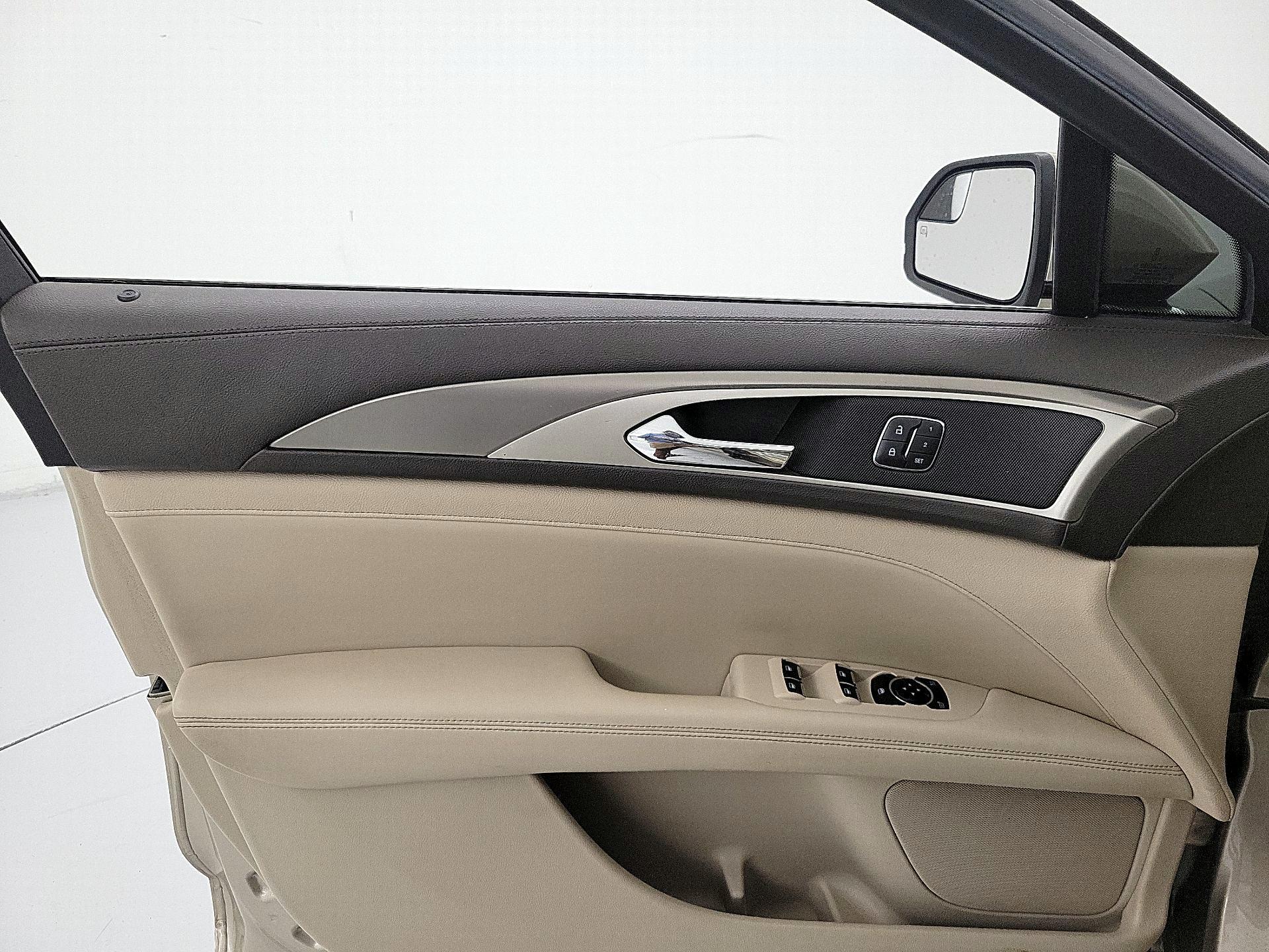 Thumbnail: 2017 Lincoln MKZ - 12