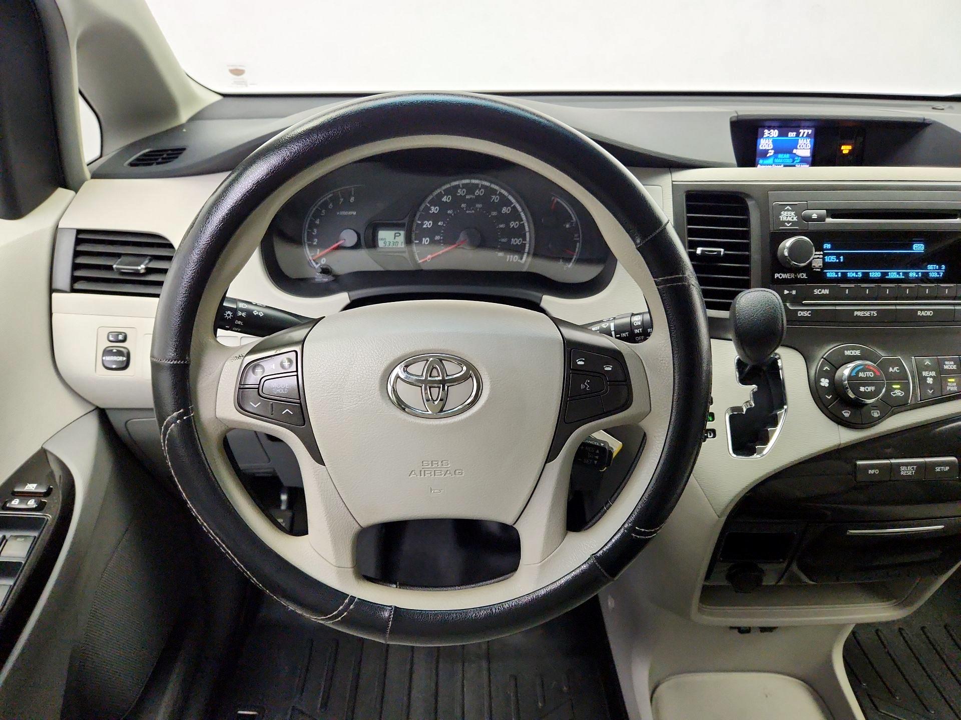 Thumbnail: 2014 Toyota Sienna - 10
