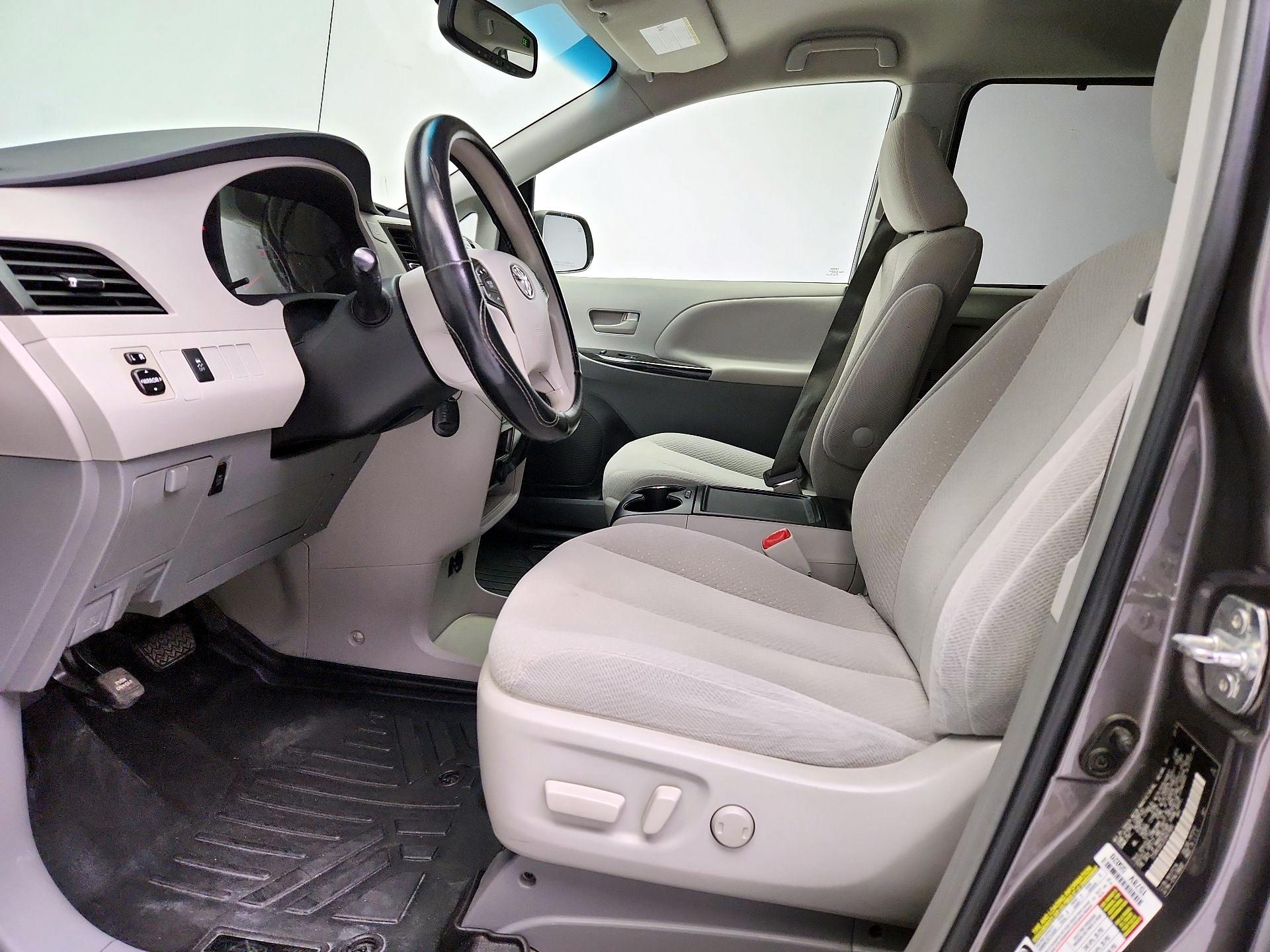 Thumbnail: 2014 Toyota Sienna - 11