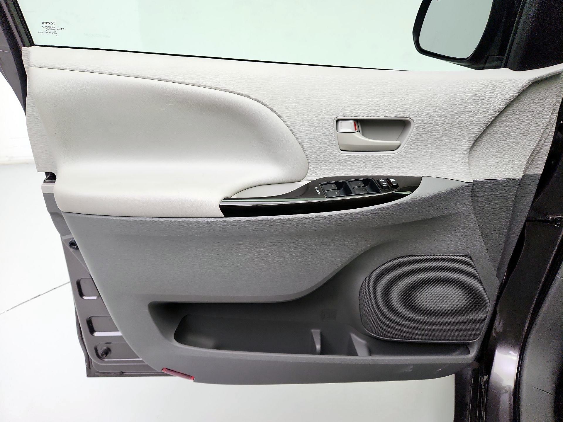 Thumbnail: 2014 Toyota Sienna - 12