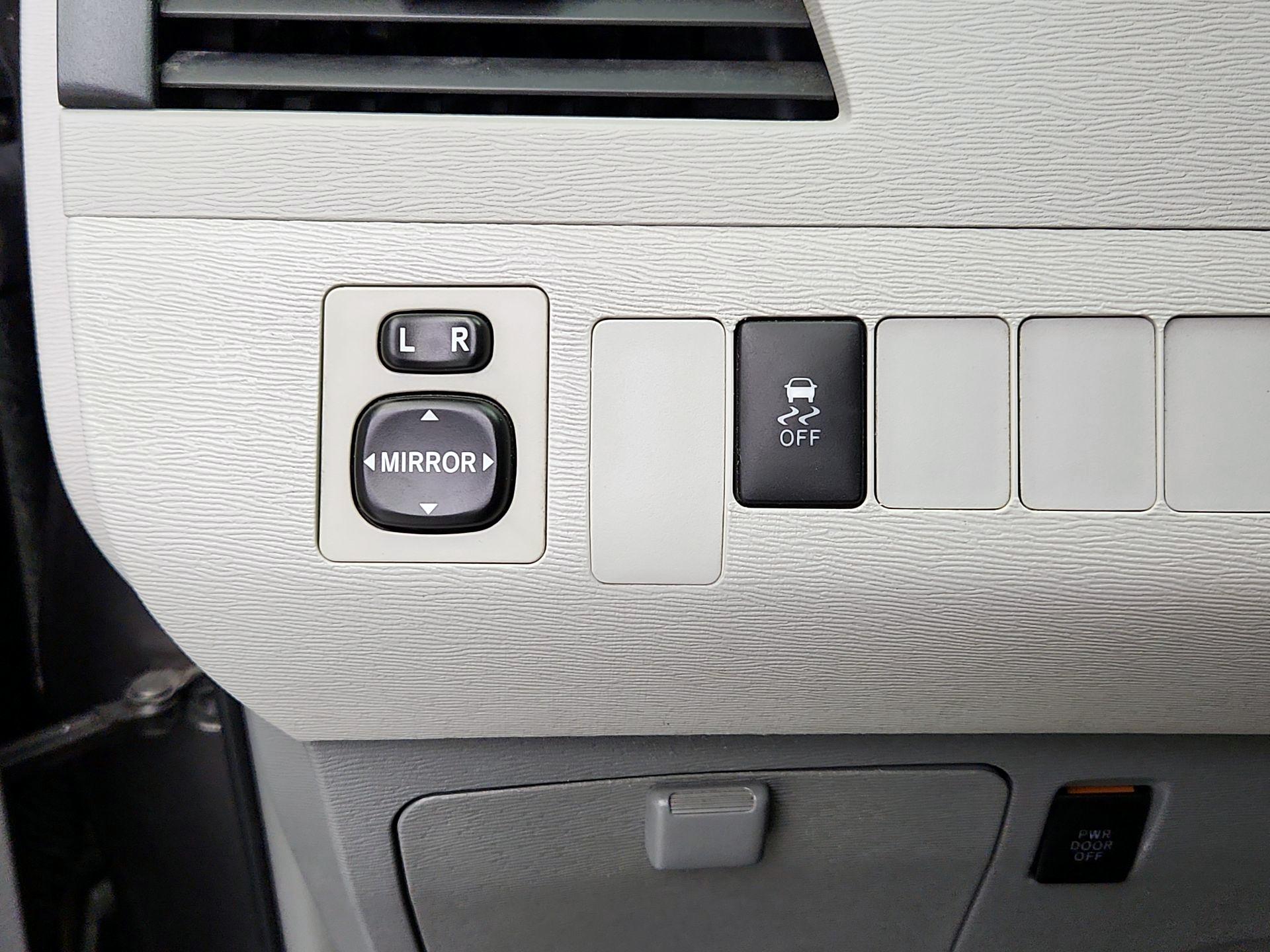 Thumbnail: 2014 Toyota Sienna - 13