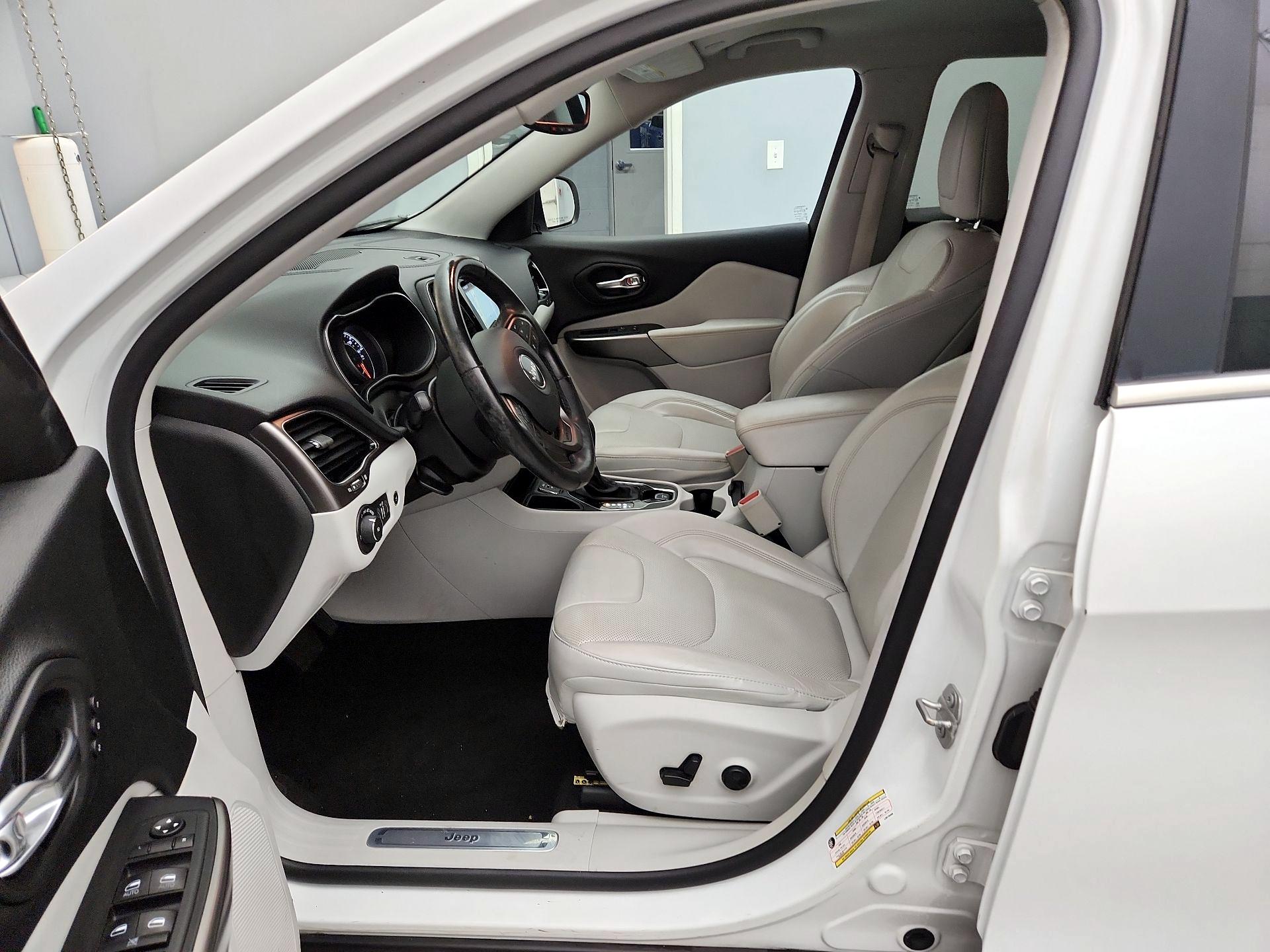 Thumbnail: 2020 Jeep Cherokee - 11