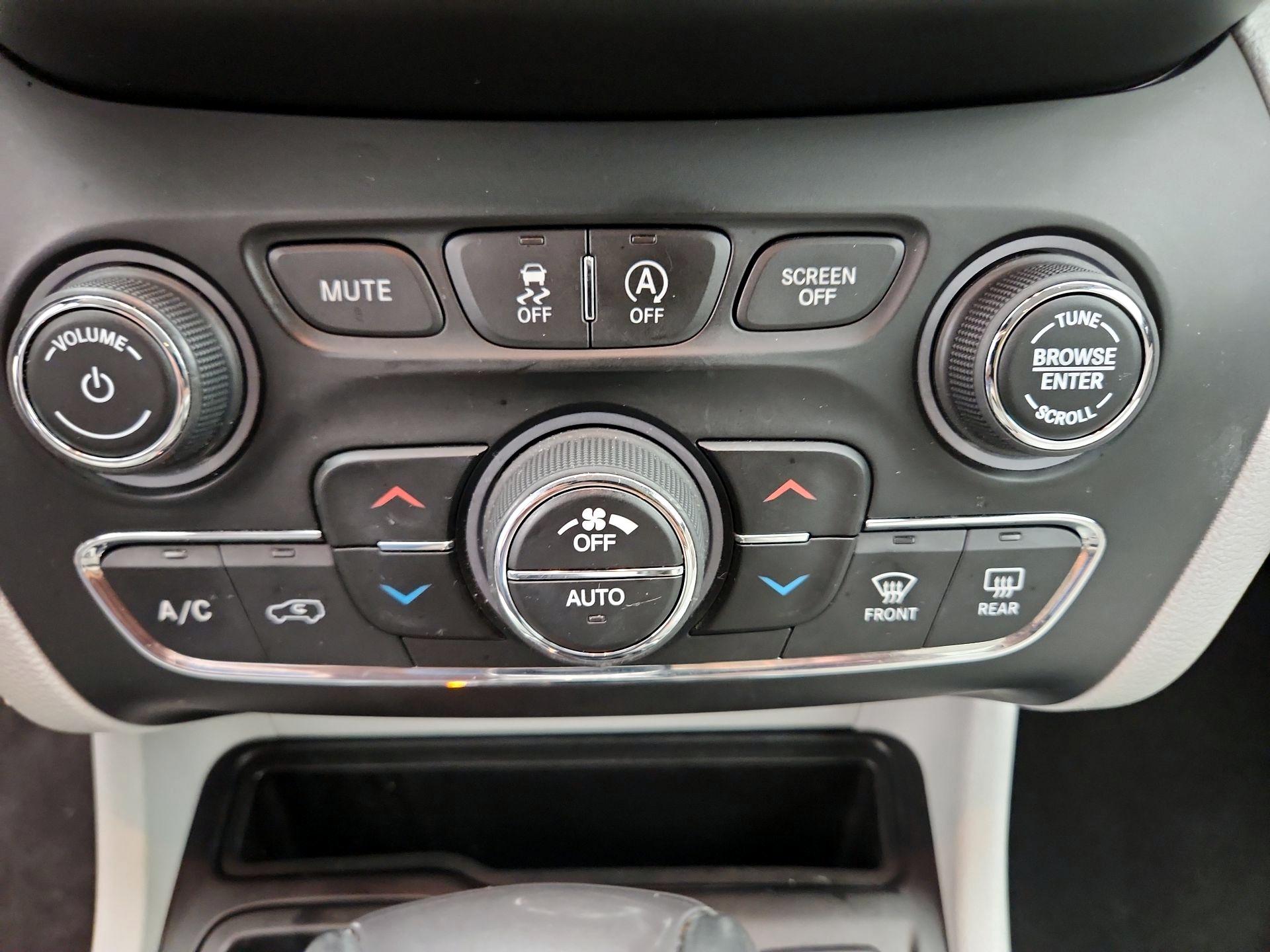 Thumbnail: 2020 Jeep Cherokee - 17