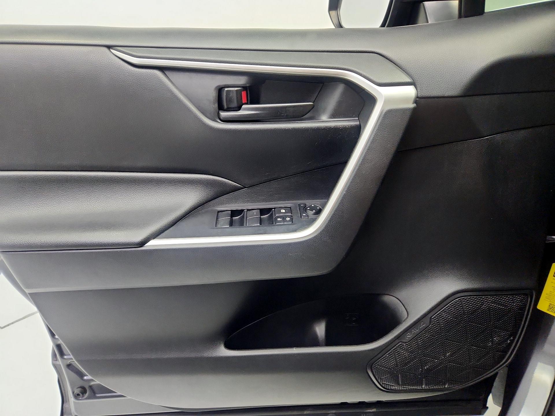 Thumbnail: 2020 Toyota RAV4 - 12