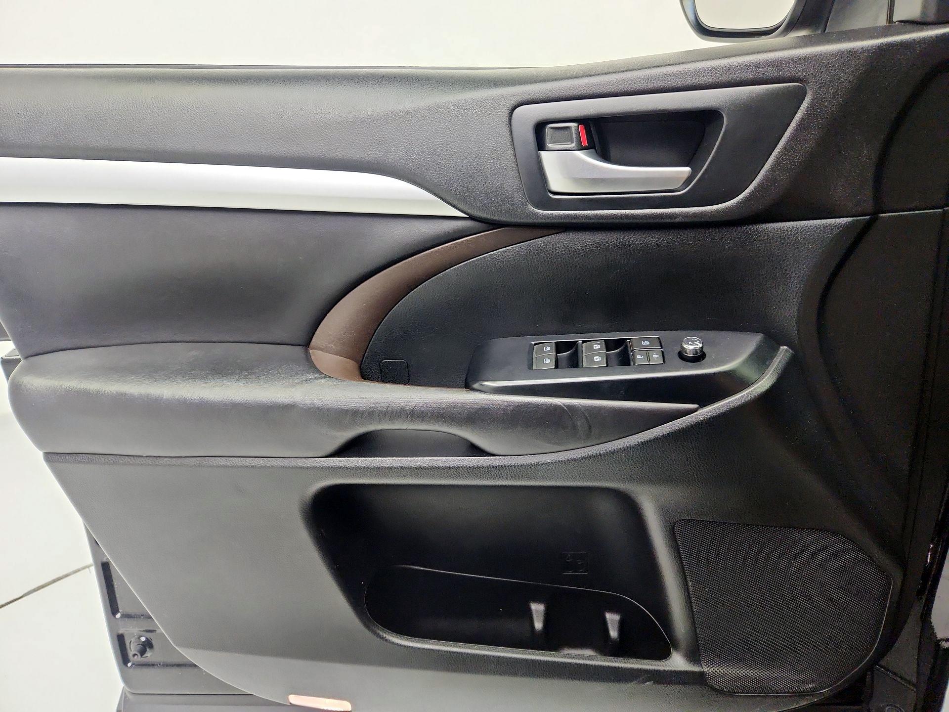 Thumbnail: 2016 Toyota Highlander - 12