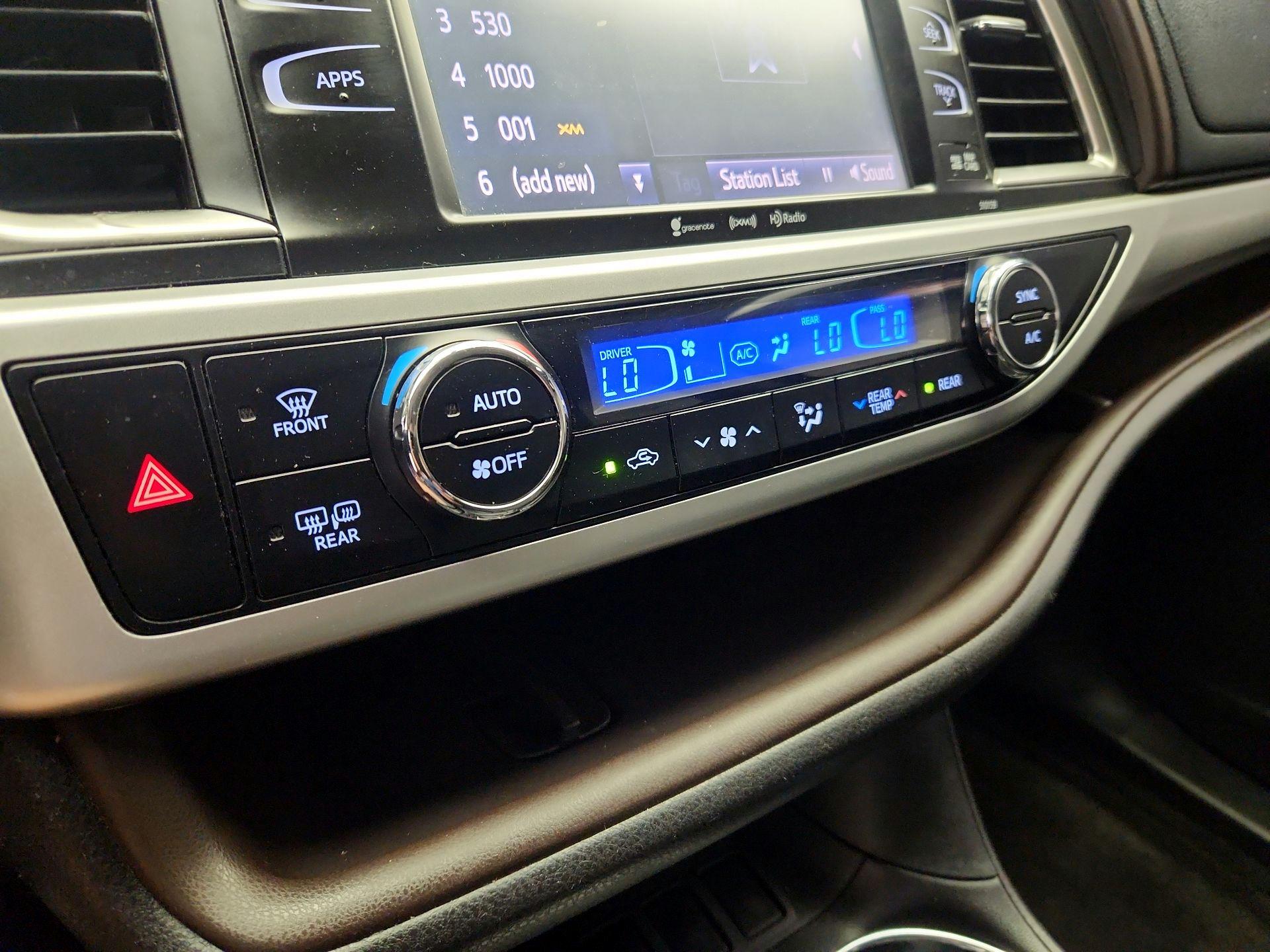 Thumbnail: 2016 Toyota Highlander - 17