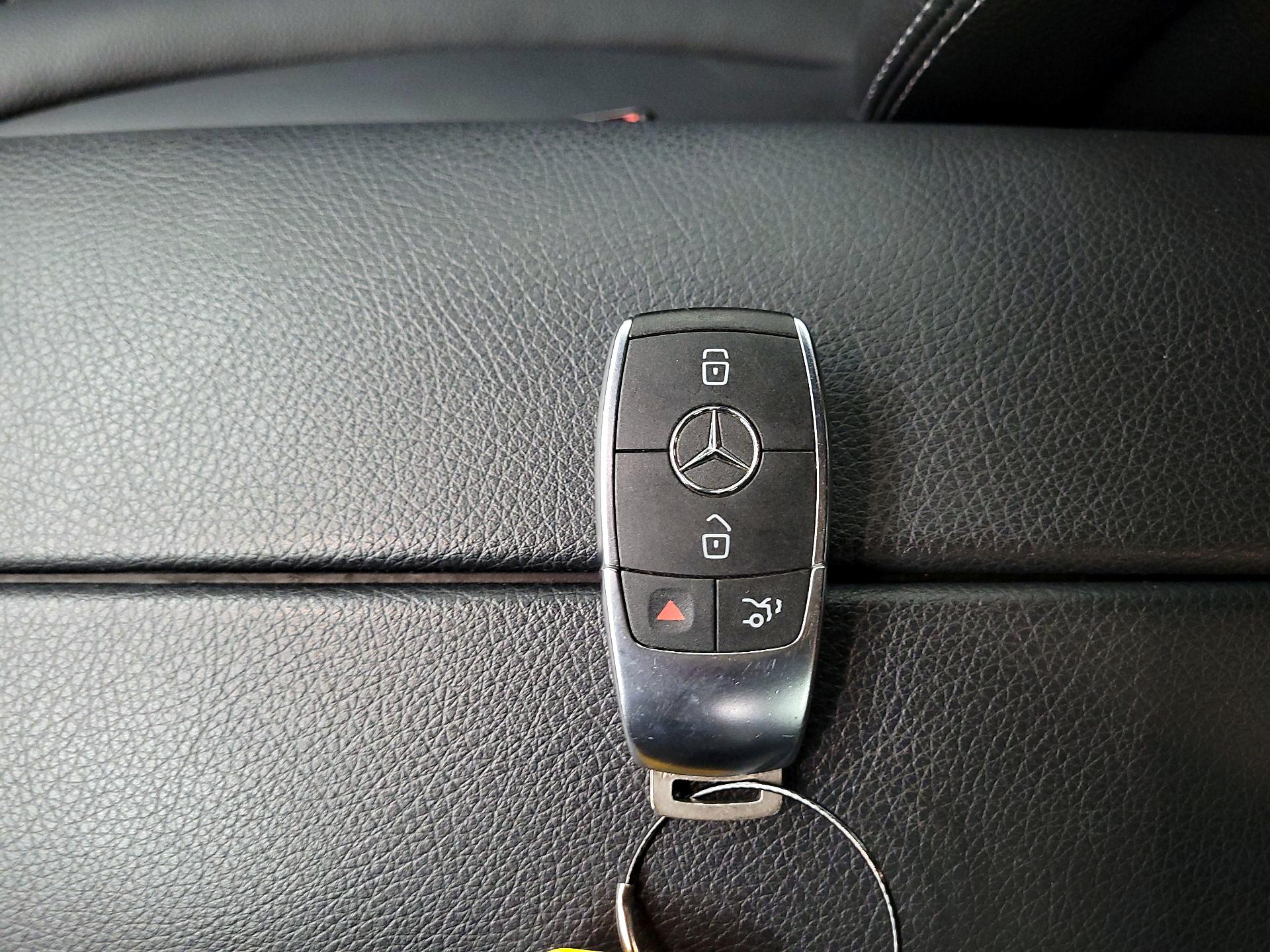 Thumbnail: 2022 Mercedes-Benz GLC - 18