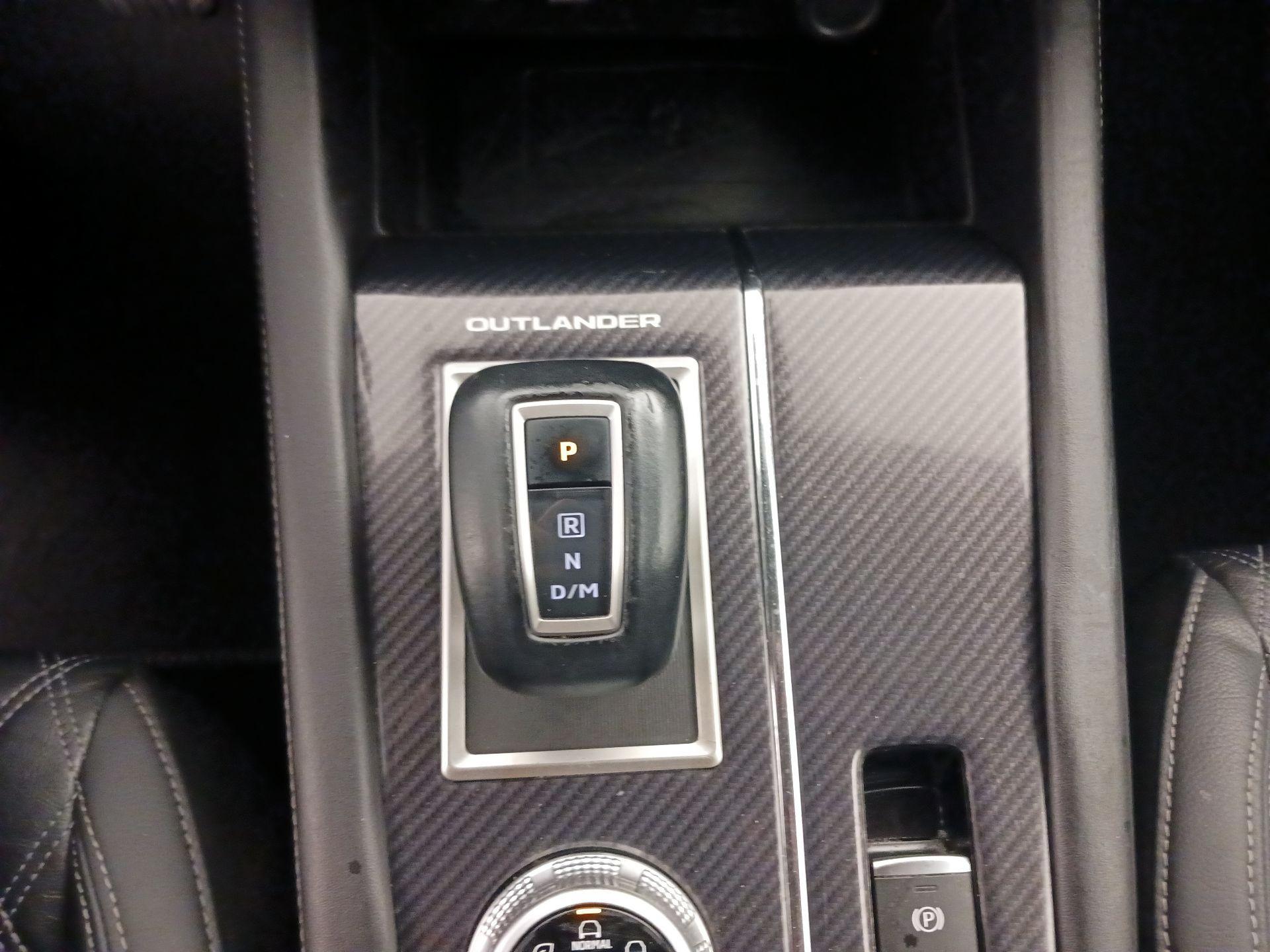 Thumbnail: 2023 Mitsubishi Outlander - 18