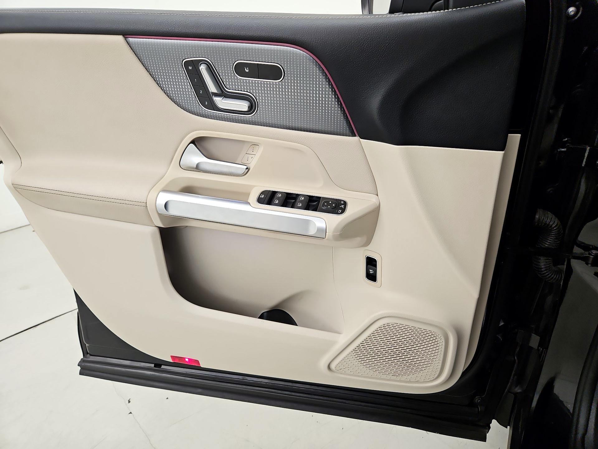 Thumbnail: 2020 Mercedes-Benz GLB - 12