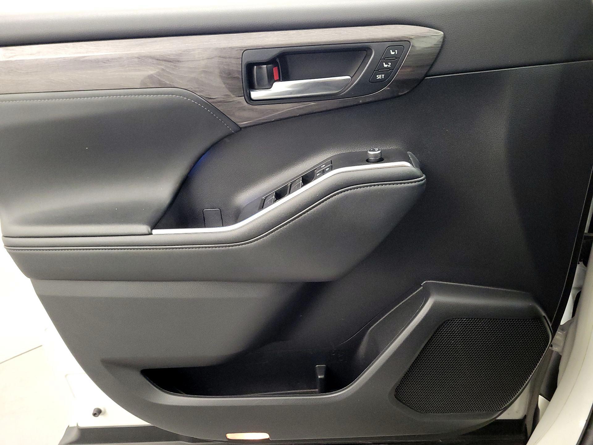 Thumbnail: 2021 Toyota Highlander - 12