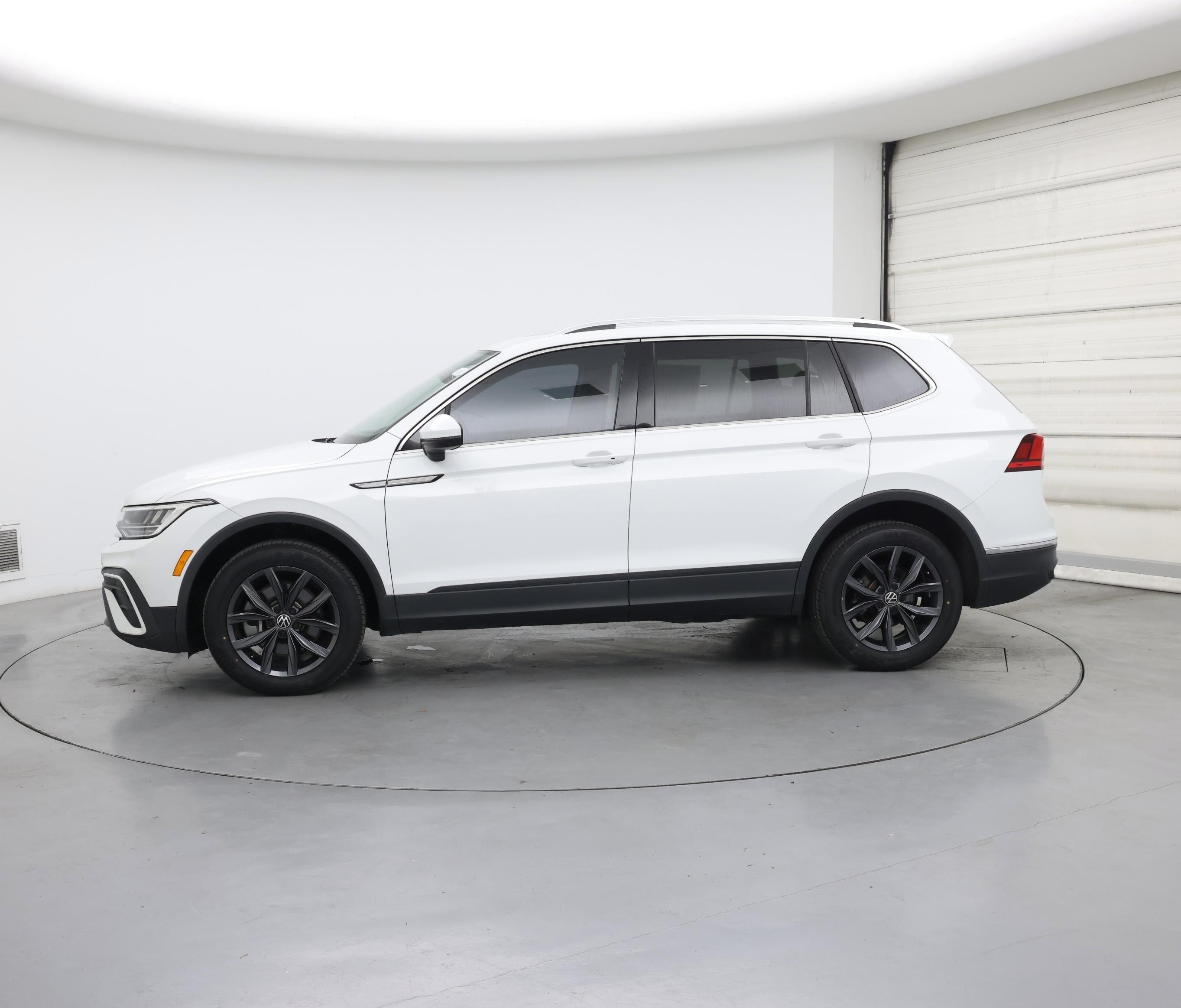 Thumbnail: 2022 Volkswagen Tiguan - 3