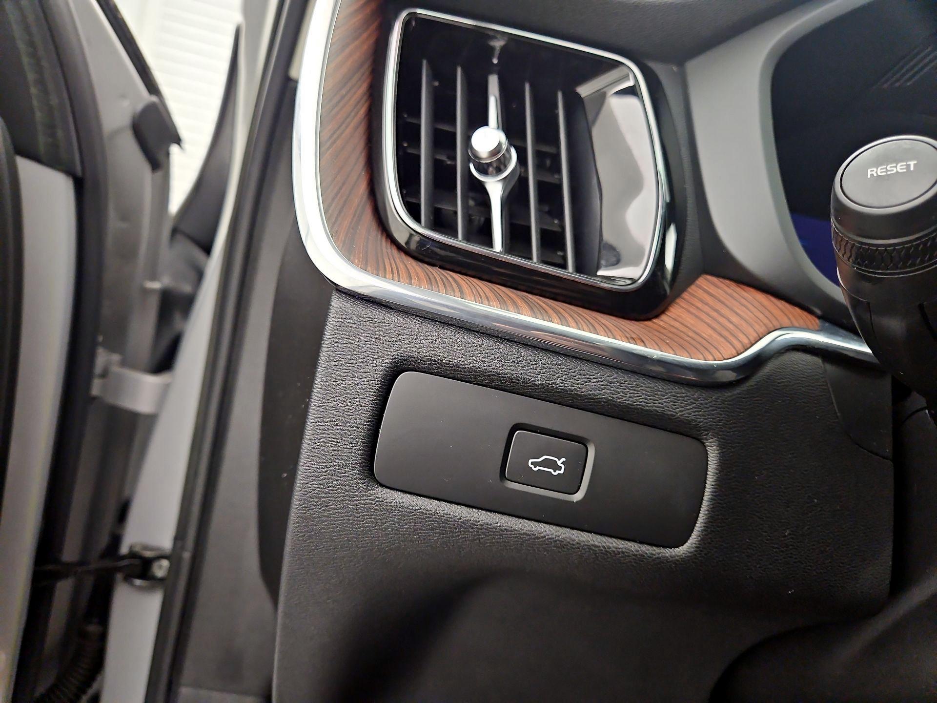 Thumbnail: 2023 Volvo XC60 - 13