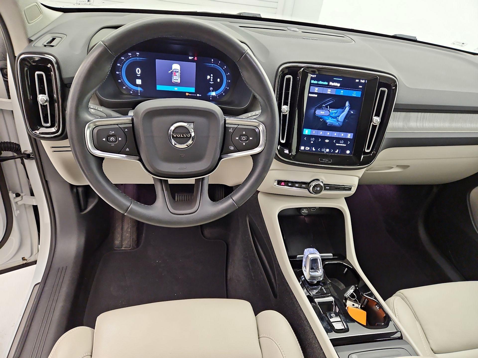 Thumbnail: 2023 Volvo XC40 - 9