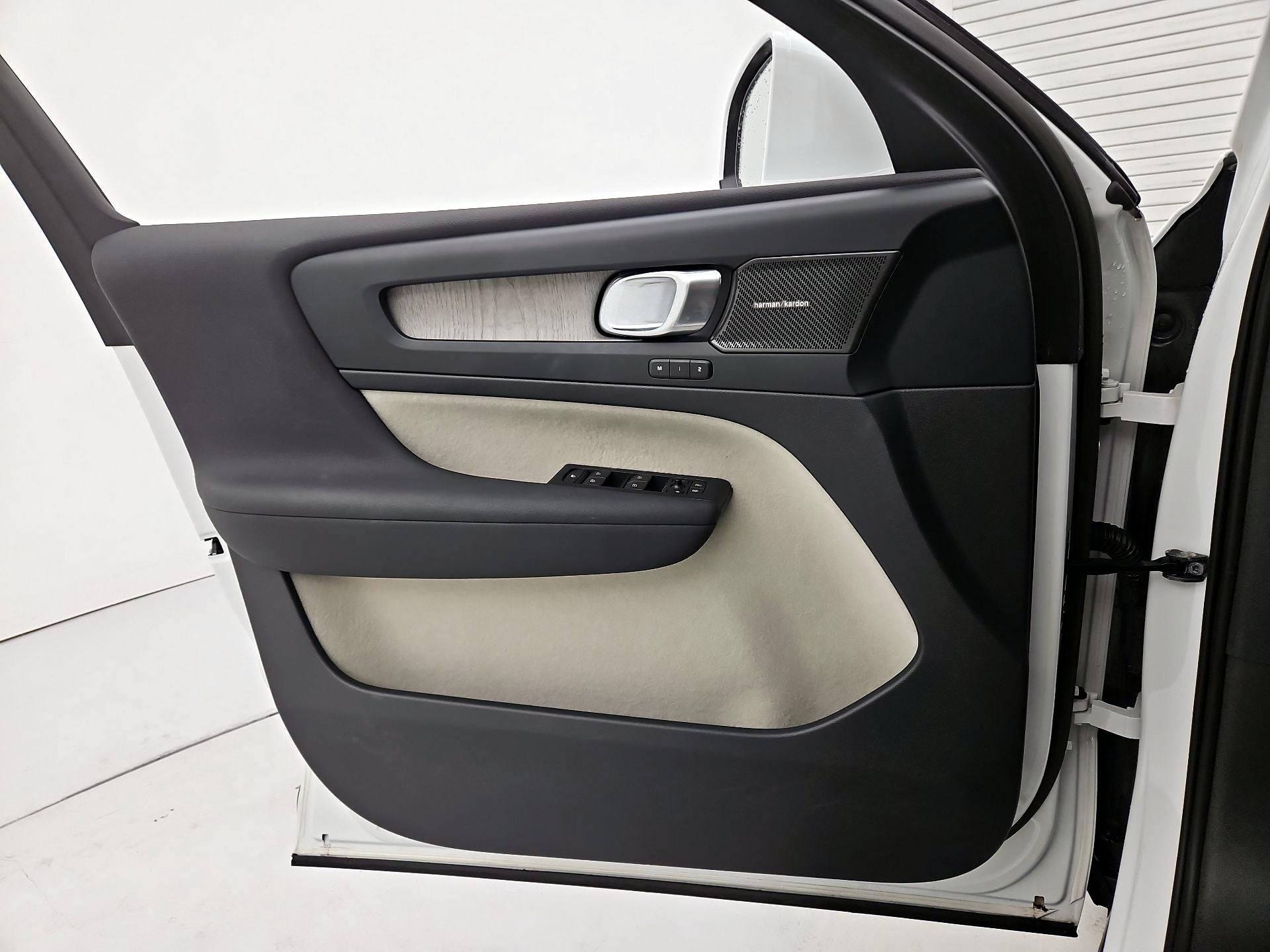 Thumbnail: 2023 Volvo XC40 - 12