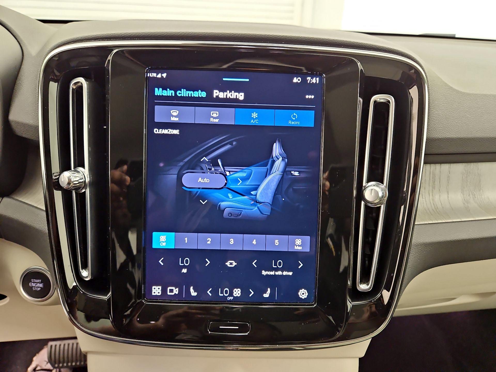 Thumbnail: 2023 Volvo XC40 - 15