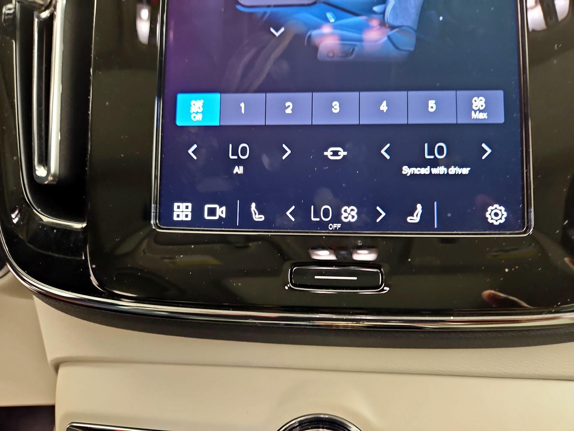 Thumbnail: 2023 Volvo XC40 - 16