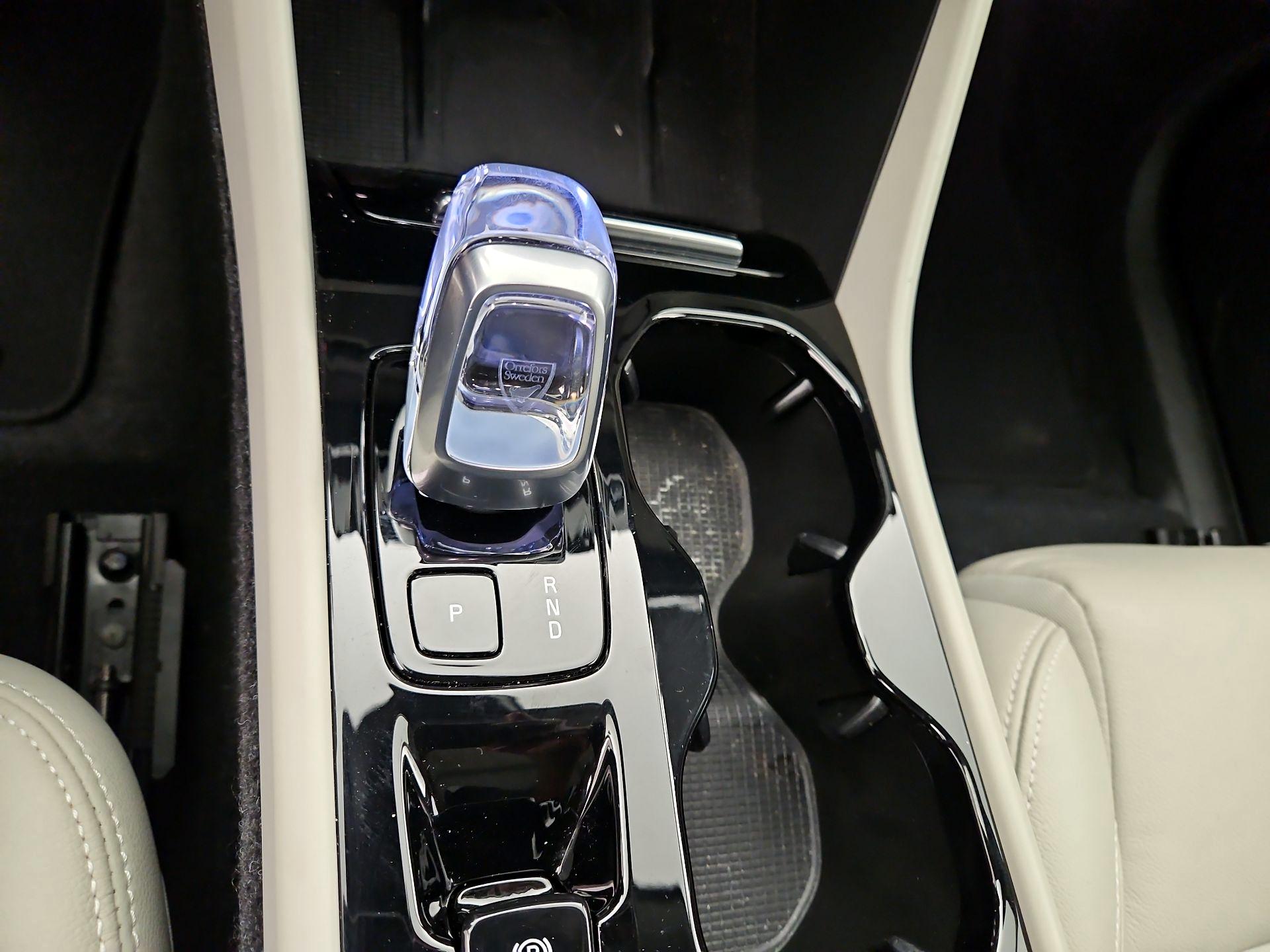 Thumbnail: 2023 Volvo XC40 - 17