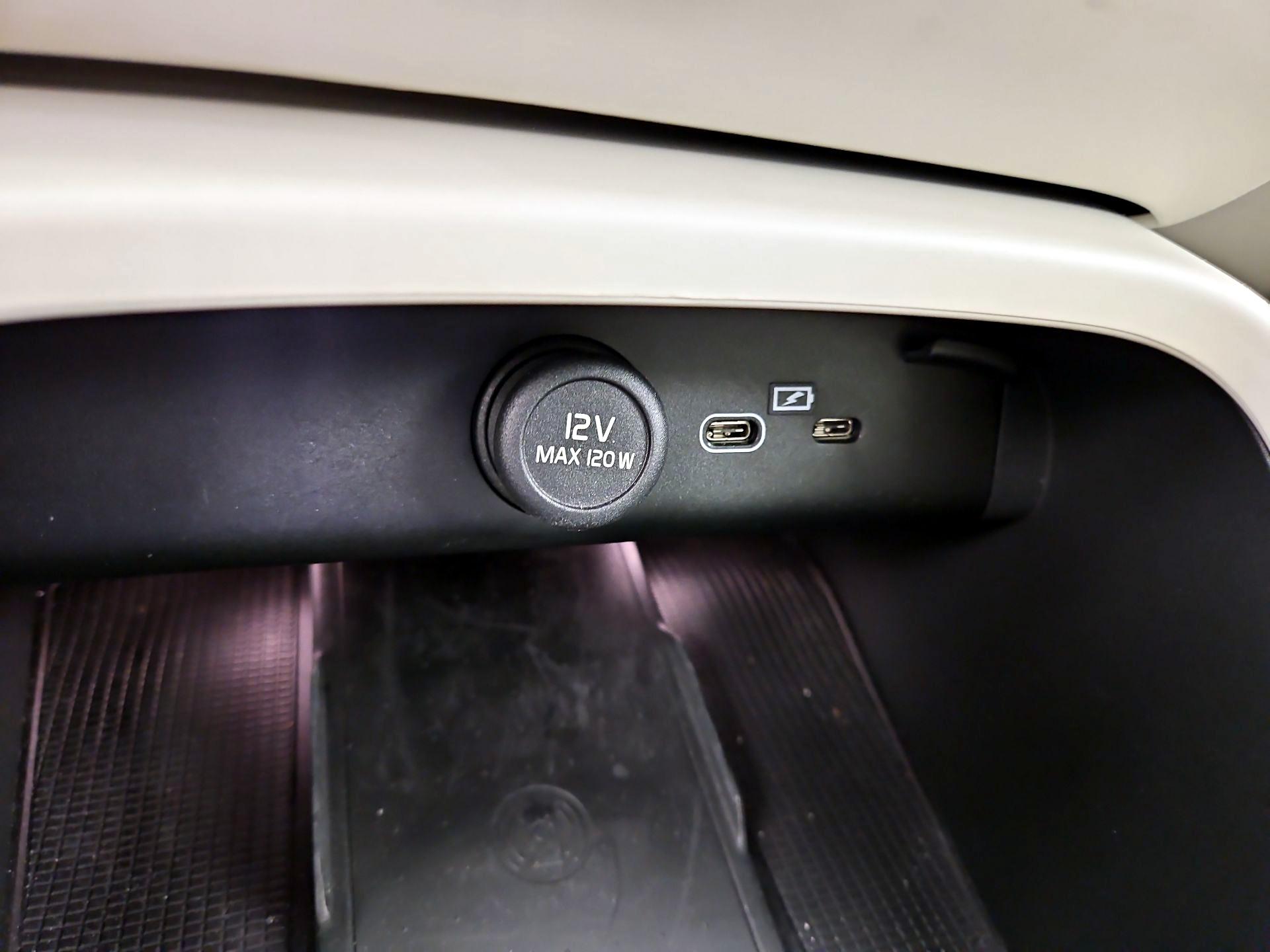 Thumbnail: 2023 Volvo XC40 - 18