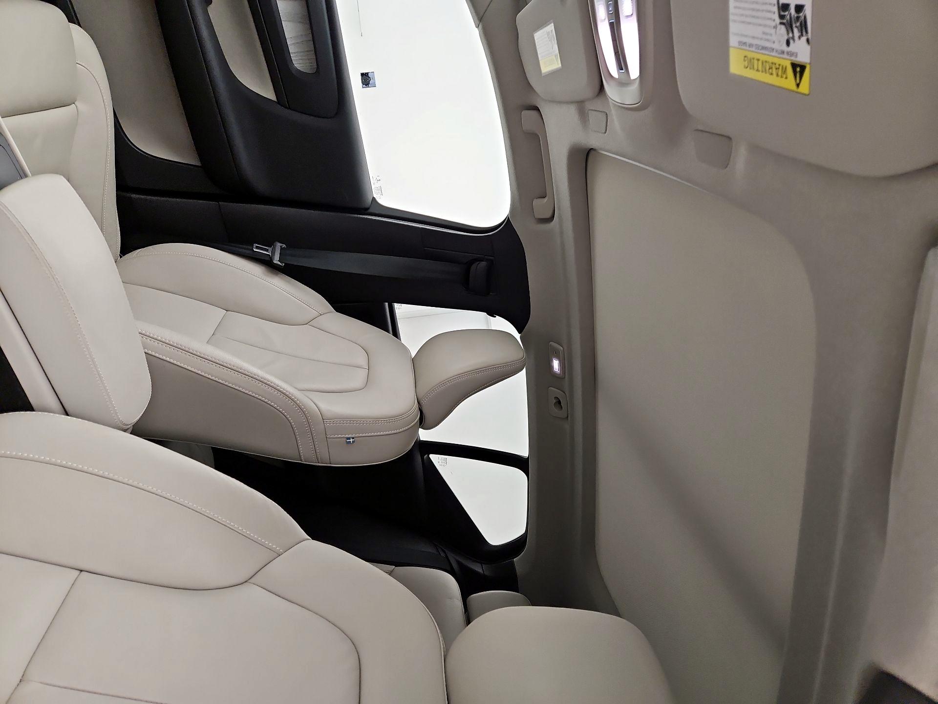 Thumbnail: 2023 Volvo XC40 - 19