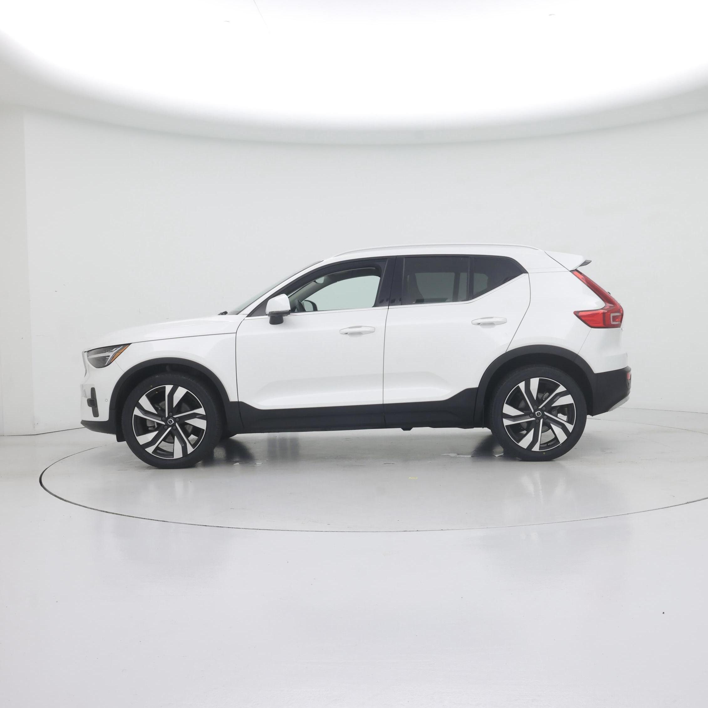 Thumbnail: 2023 Volvo XC40 - 3