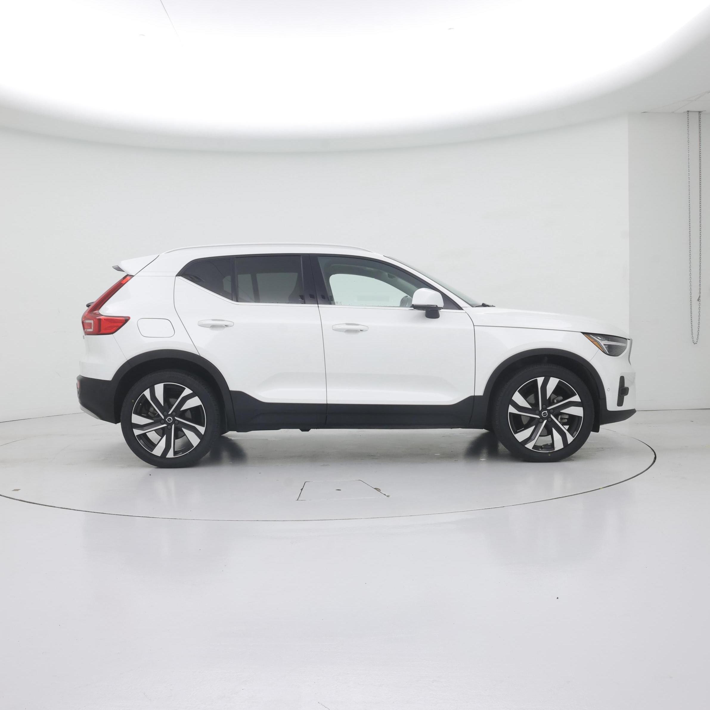 Thumbnail: 2023 Volvo XC40 - 7