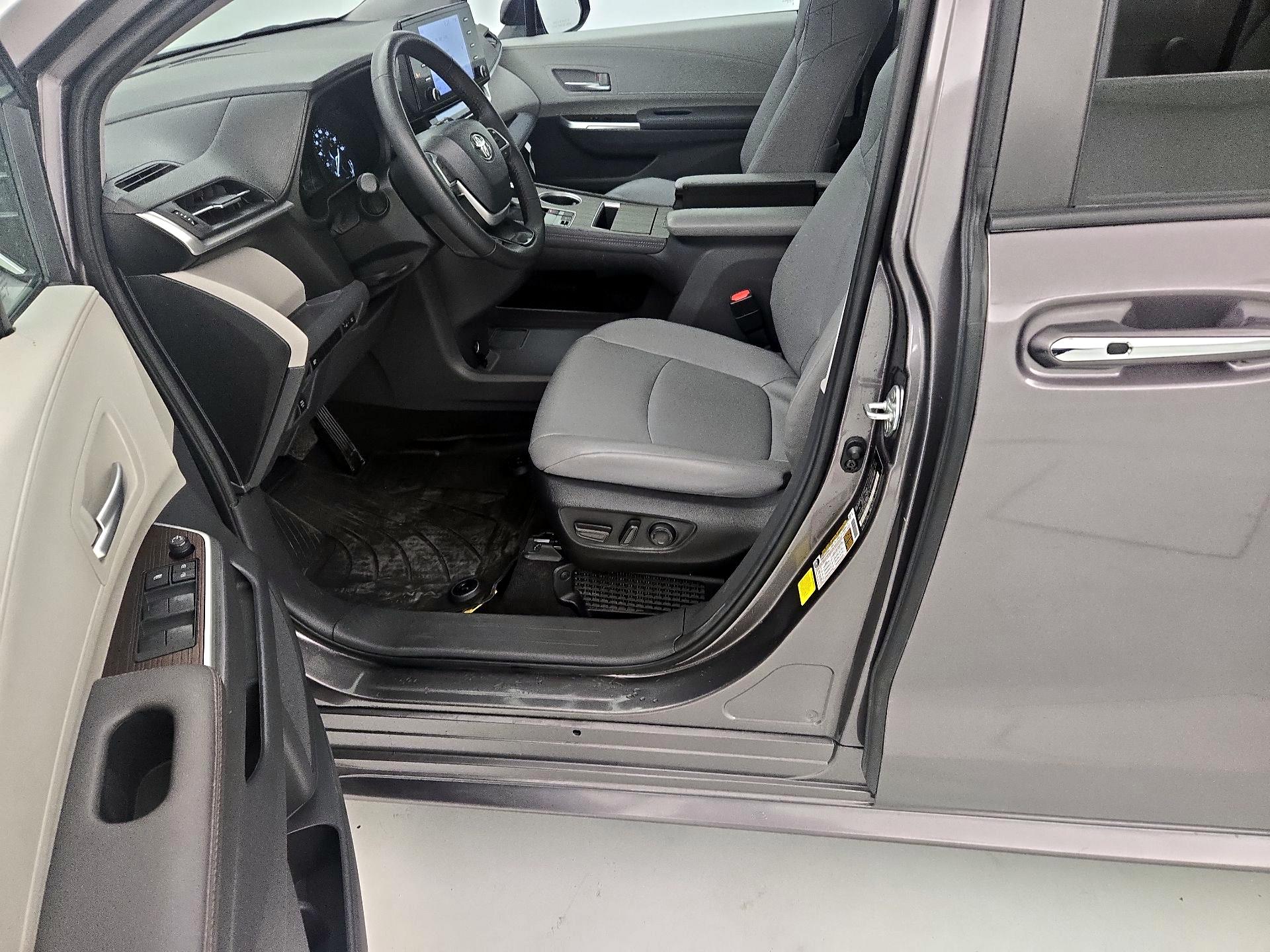 Thumbnail: 2023 Toyota Sienna - 11