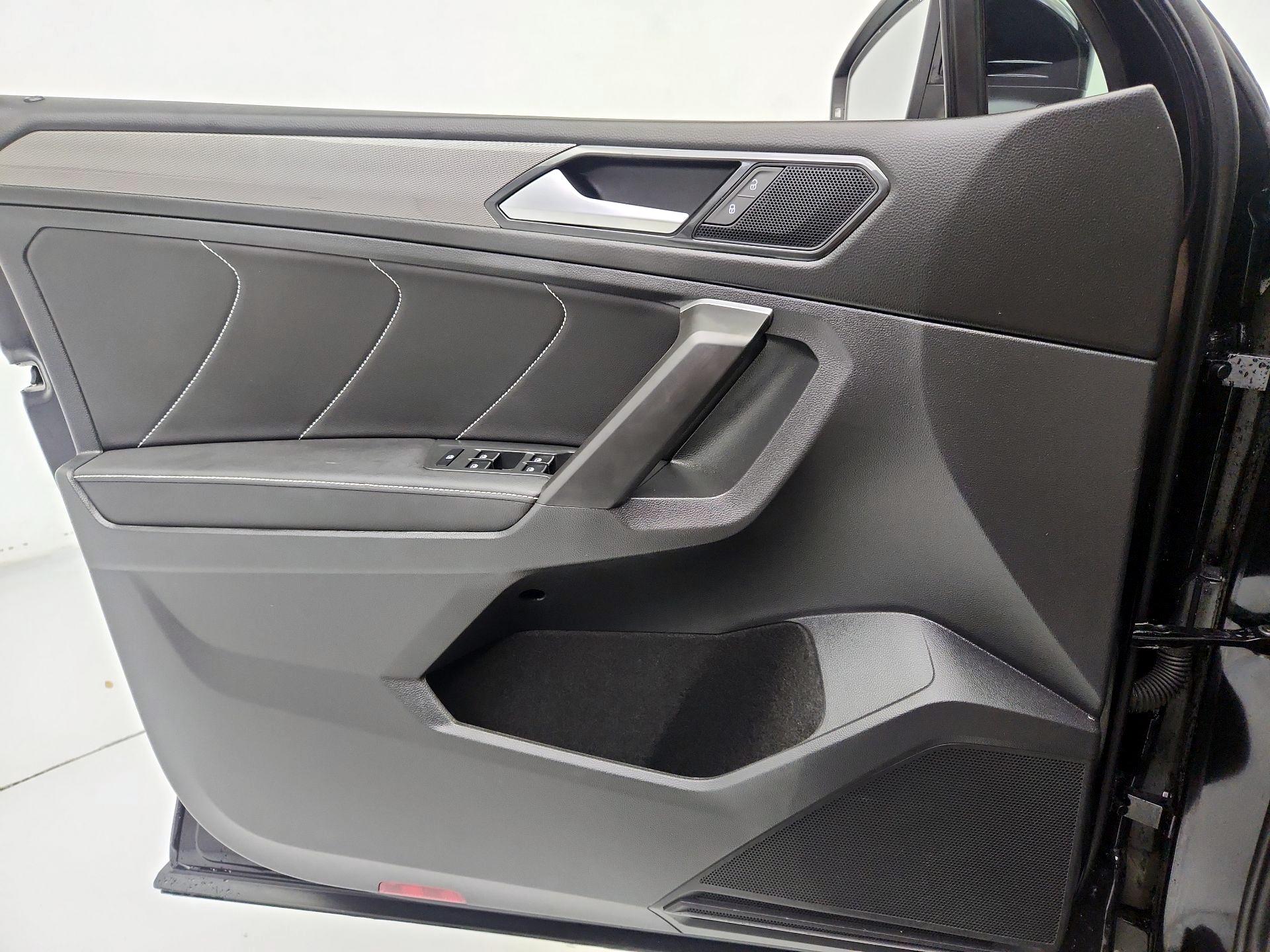 Thumbnail: 2023 Volkswagen Tiguan - 12