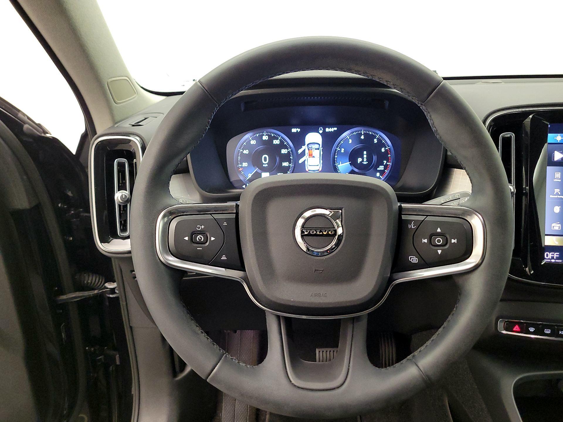 Thumbnail: 2022 Volvo XC40 - 10