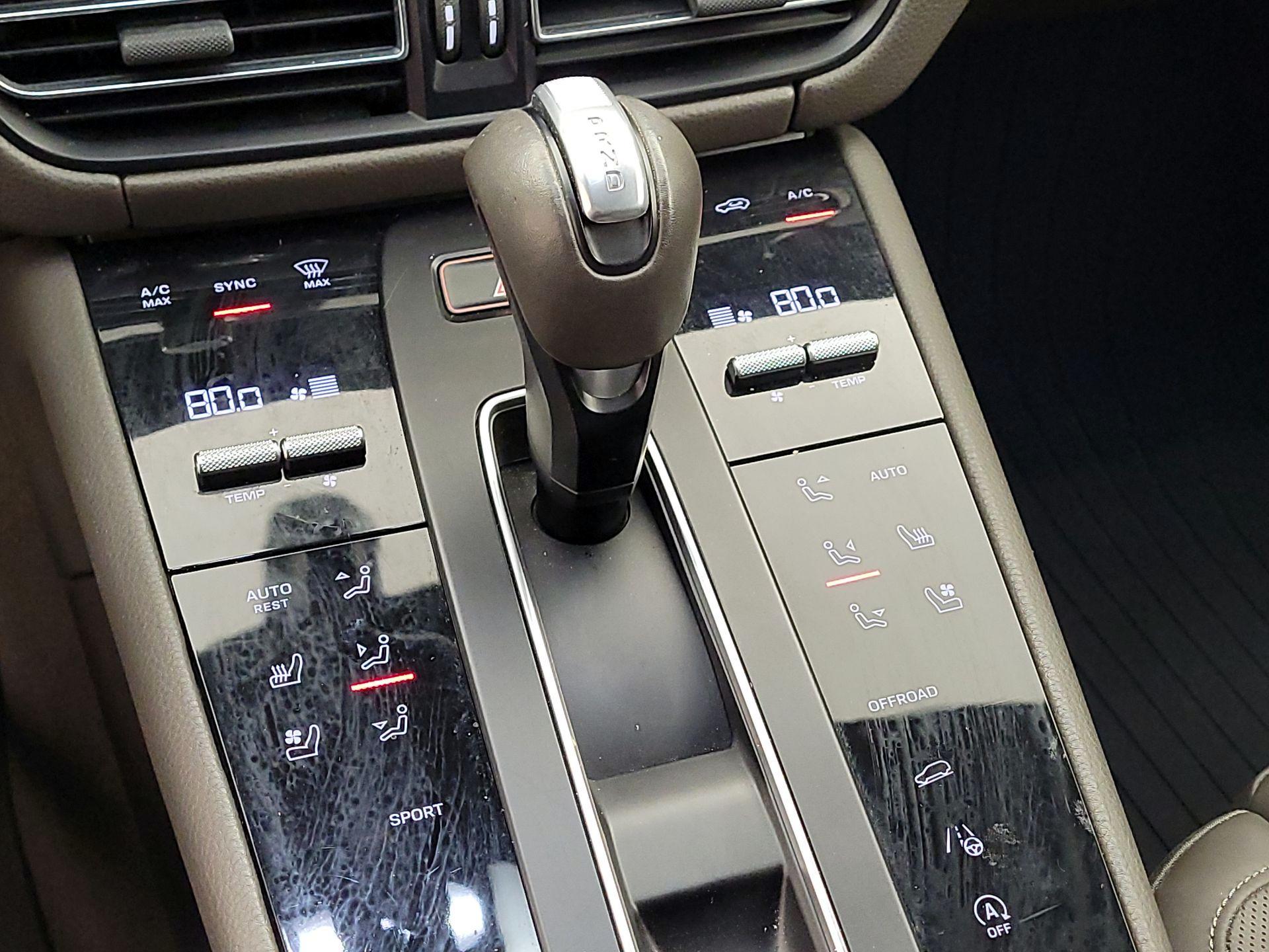 Thumbnail: 2022 Porsche Macan - 16