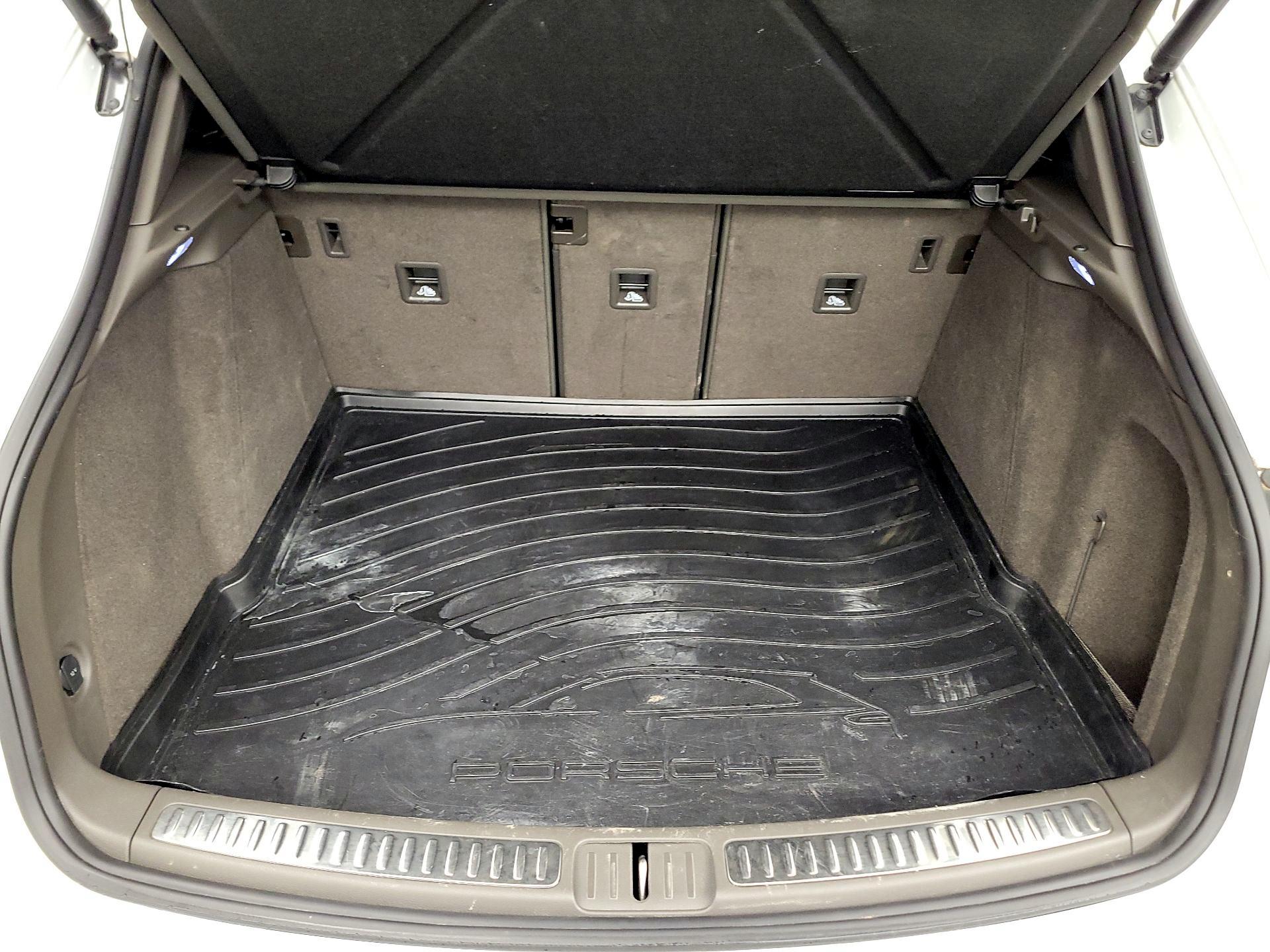 Thumbnail: 2022 Porsche Macan - 20