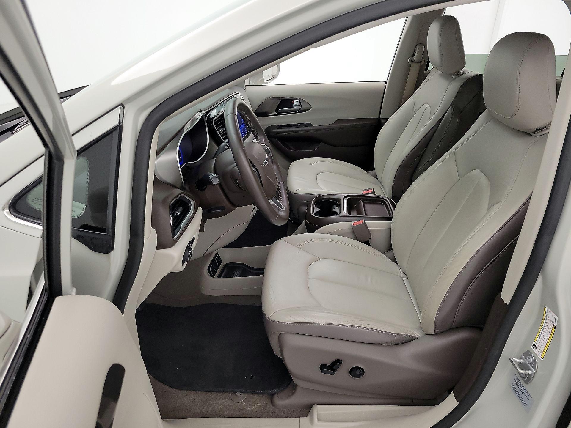 Thumbnail: 2017 Chrysler Pacifica - 11