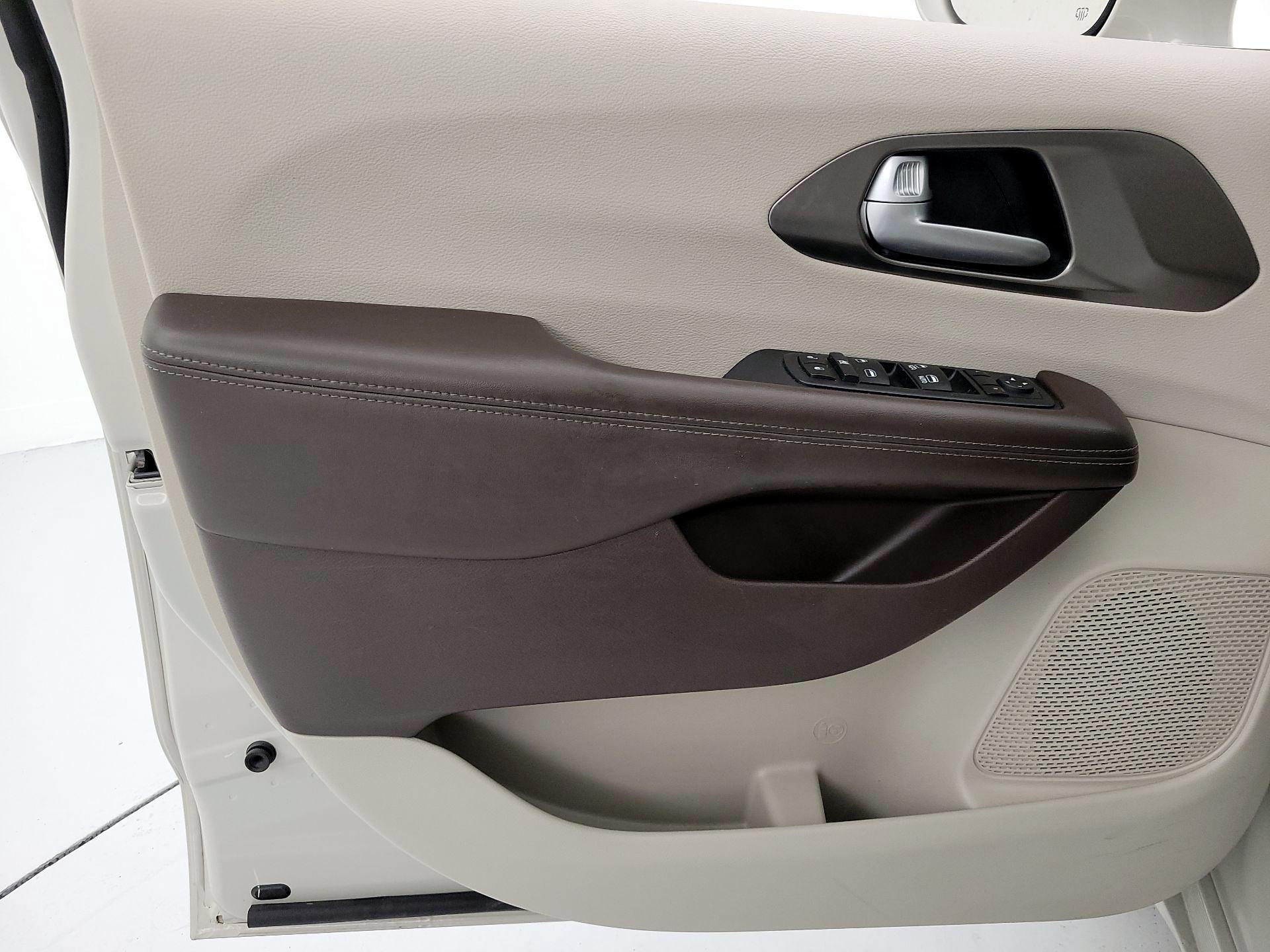 Thumbnail: 2017 Chrysler Pacifica - 12