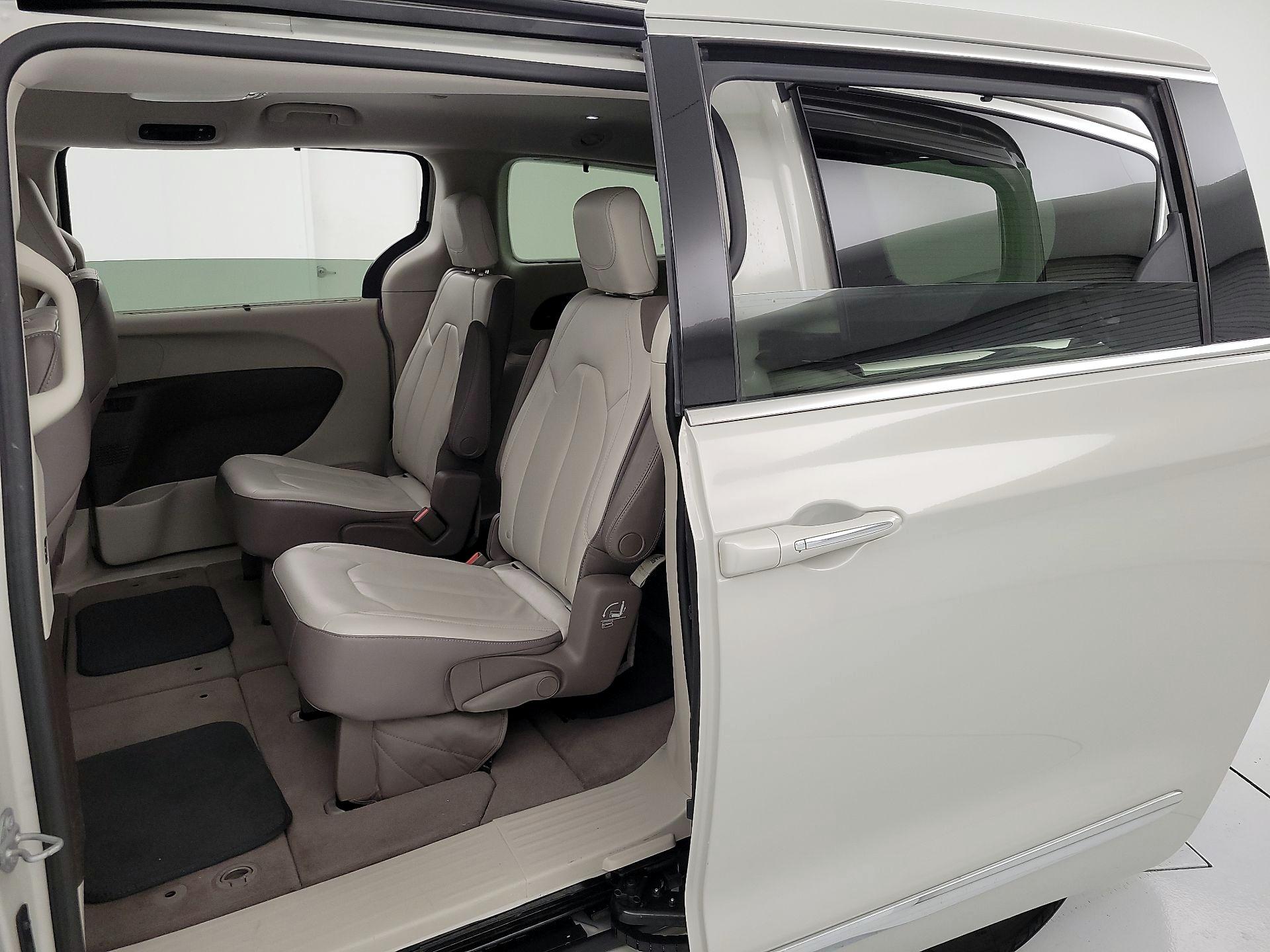 Thumbnail: 2017 Chrysler Pacifica - 19