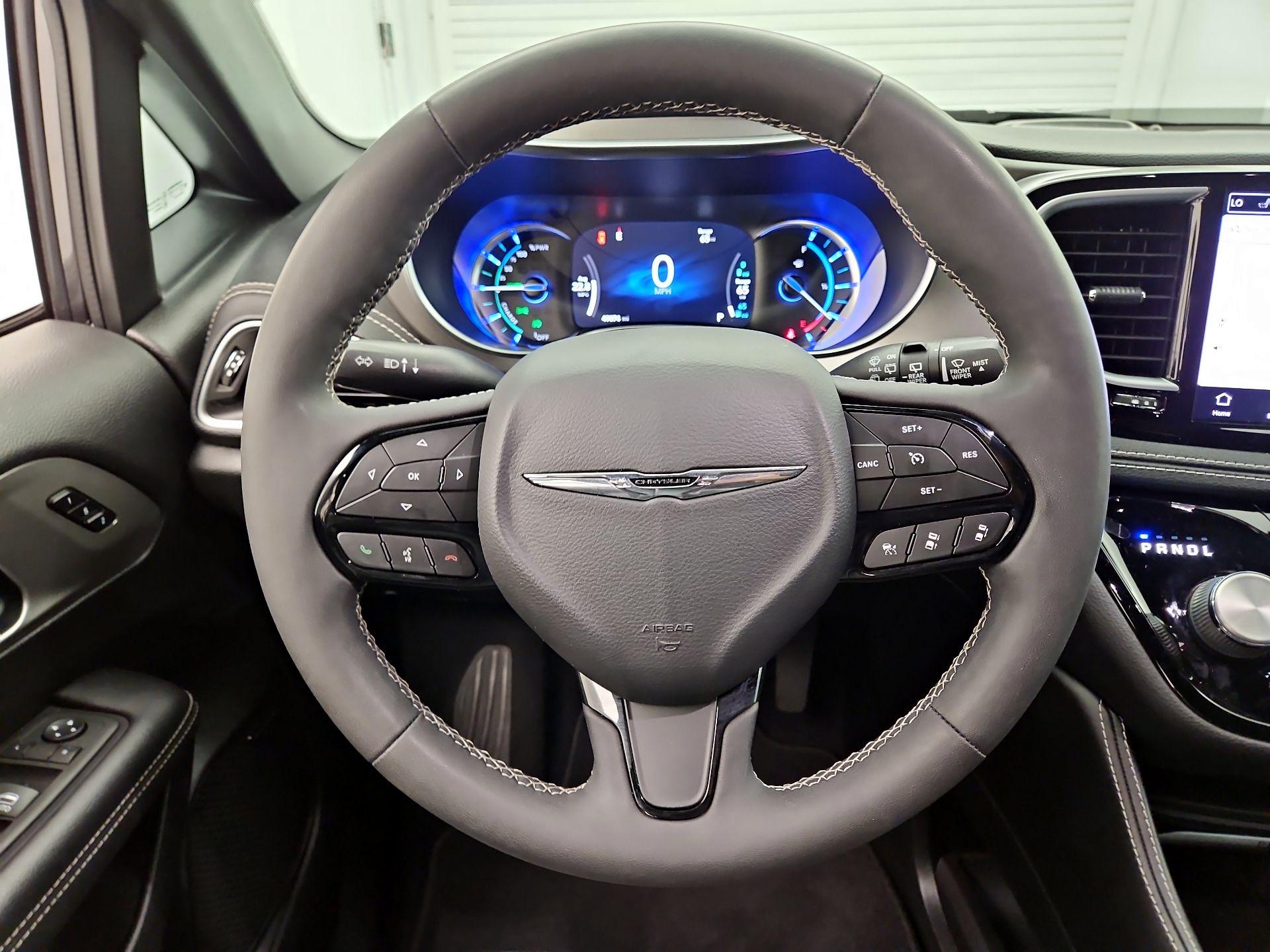 Thumbnail: 2022 Chrysler Pacifica - 10