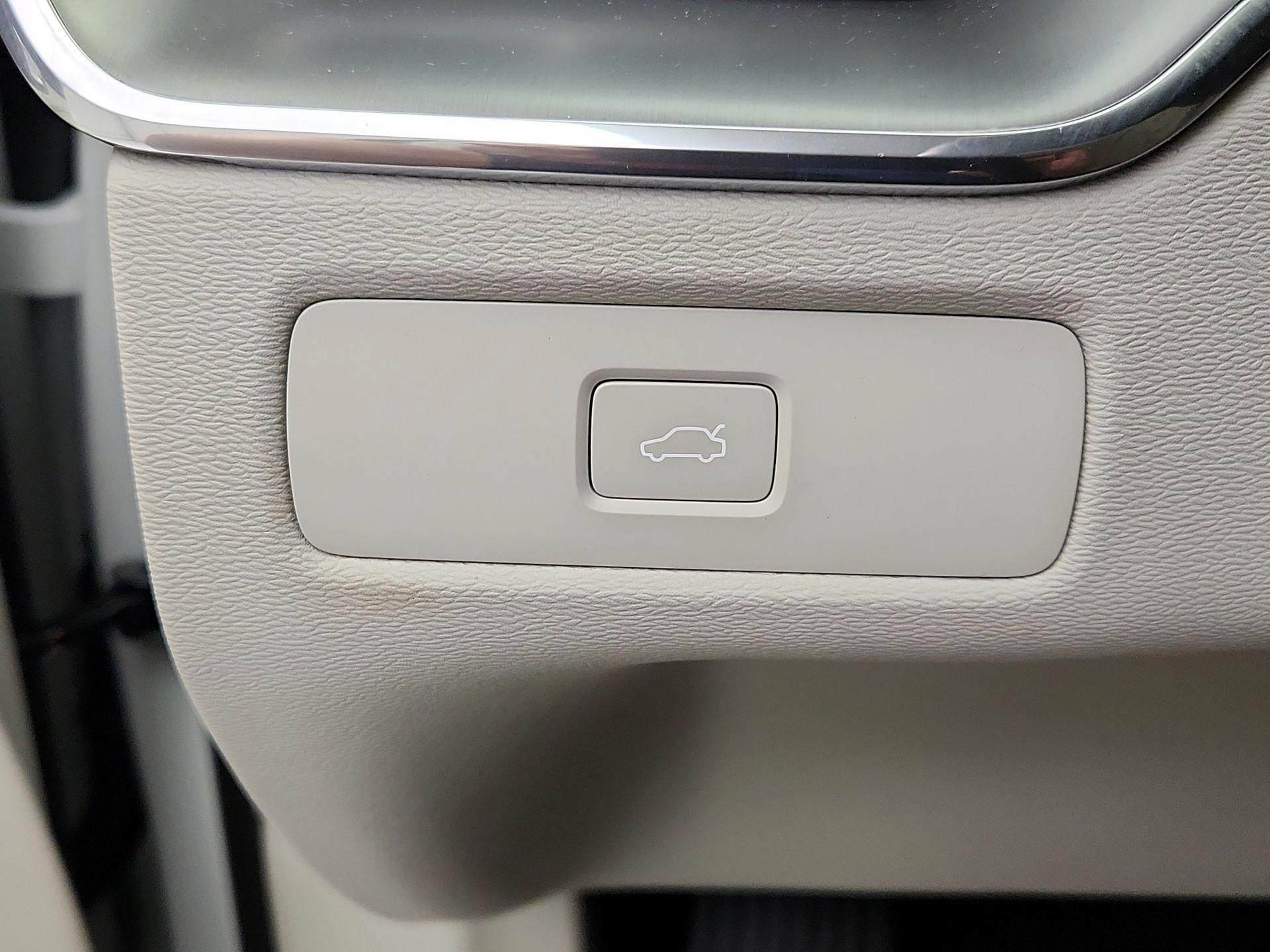 Thumbnail: 2025 Volvo XC60 - 13