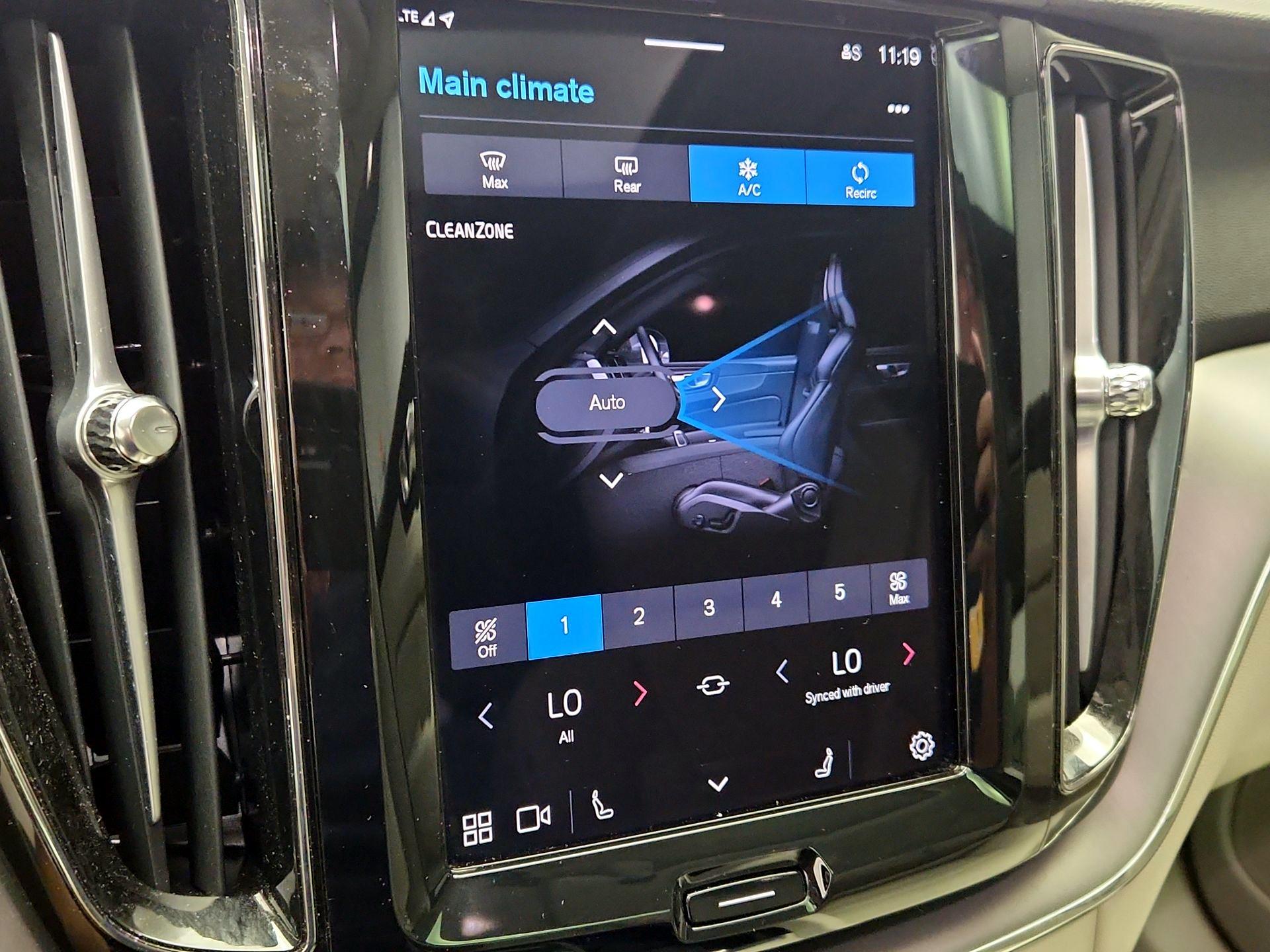 Thumbnail: 2025 Volvo XC60 - 17