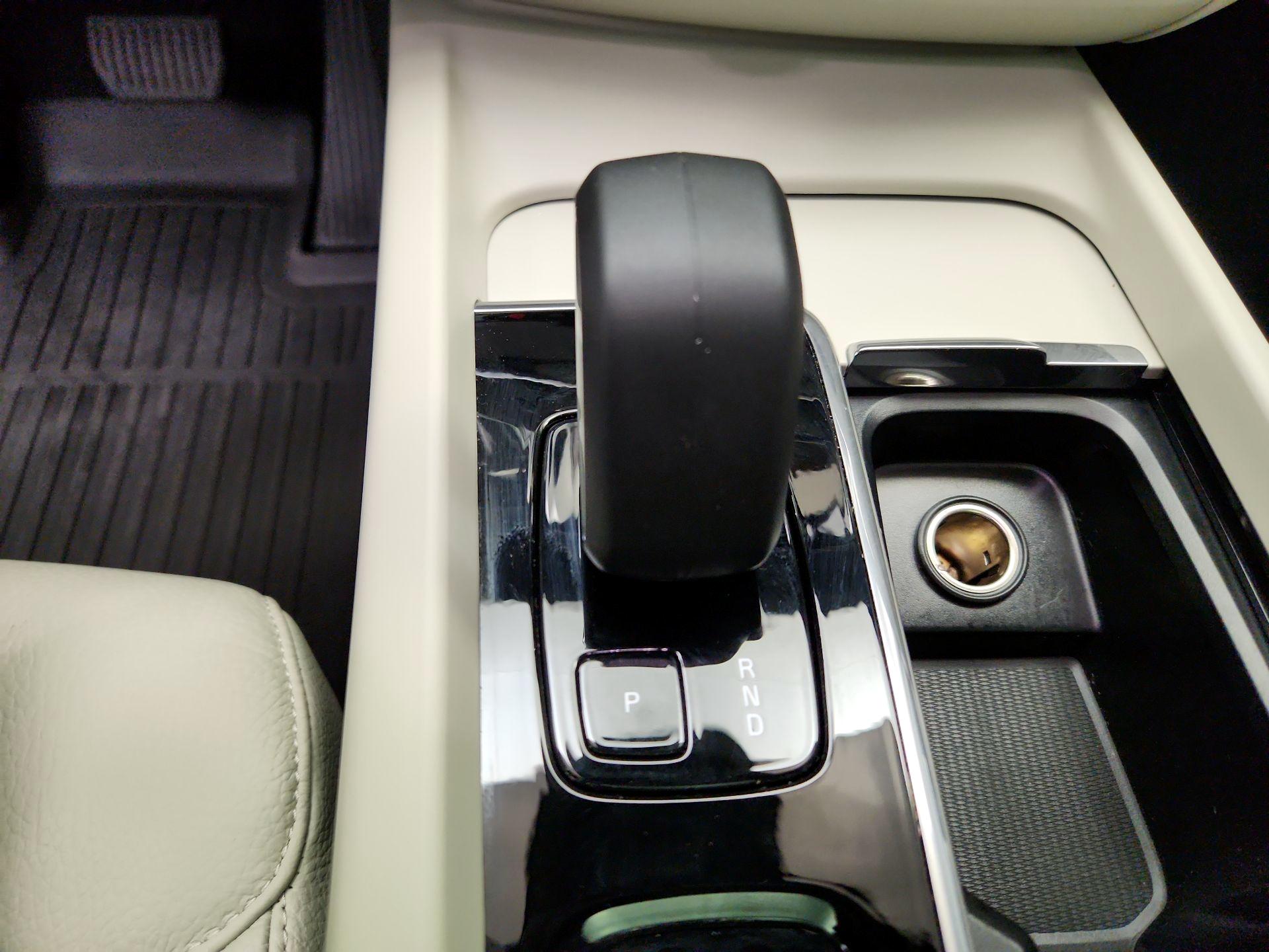 Thumbnail: 2025 Volvo XC60 - 18