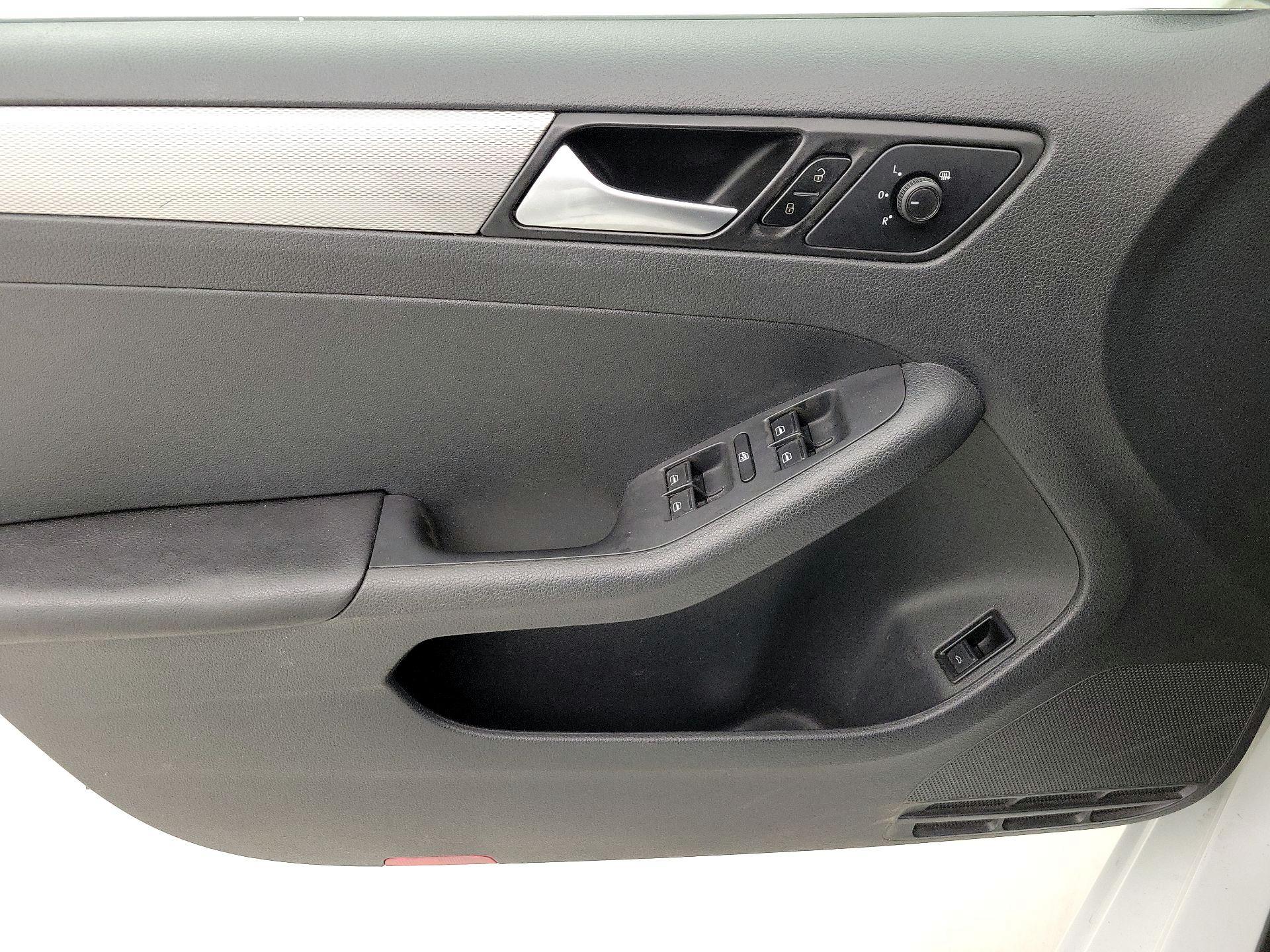 Thumbnail: 2017 Volkswagen Jetta - 12