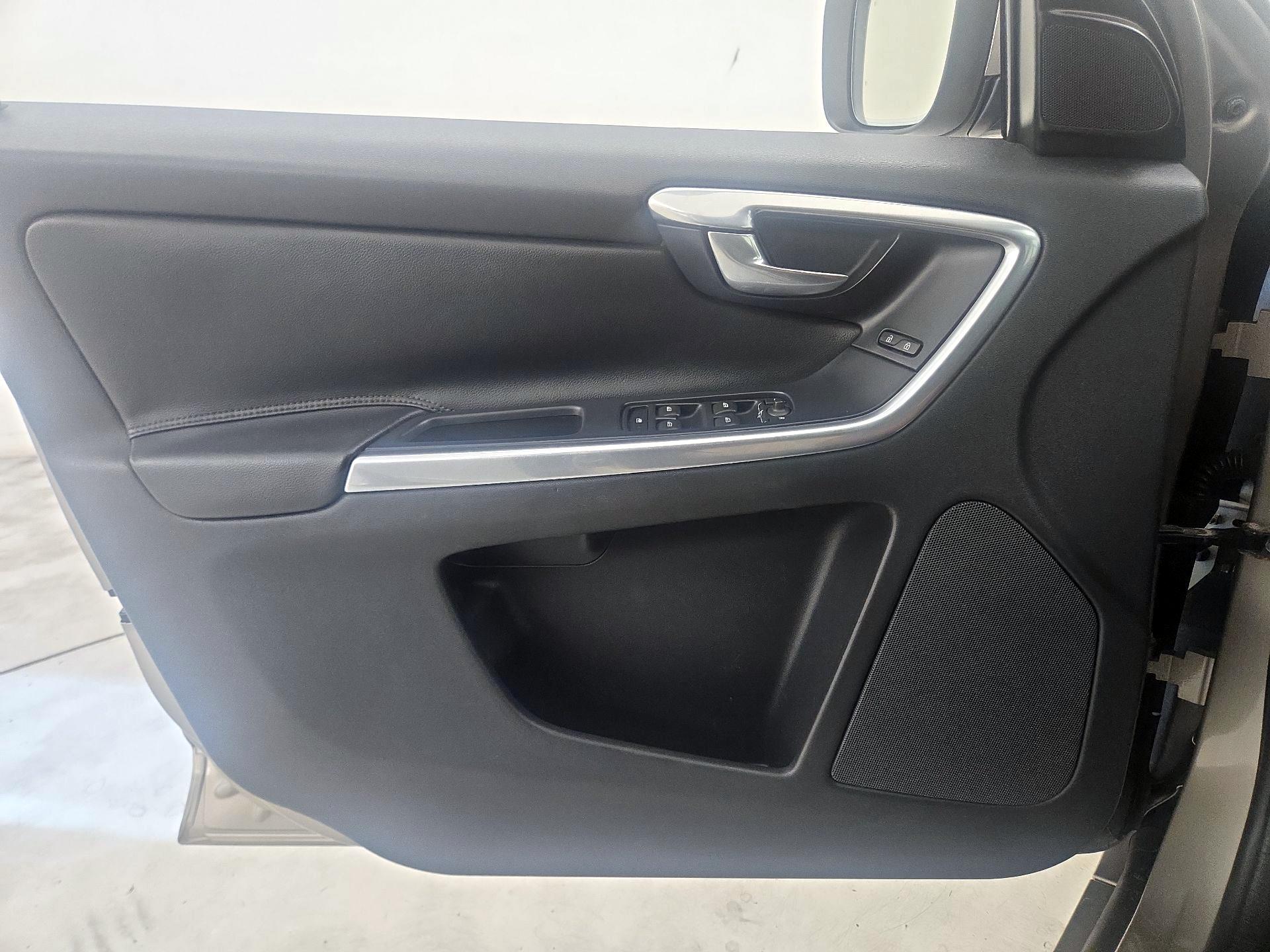 Thumbnail: 2016 Volvo XC60 - 12