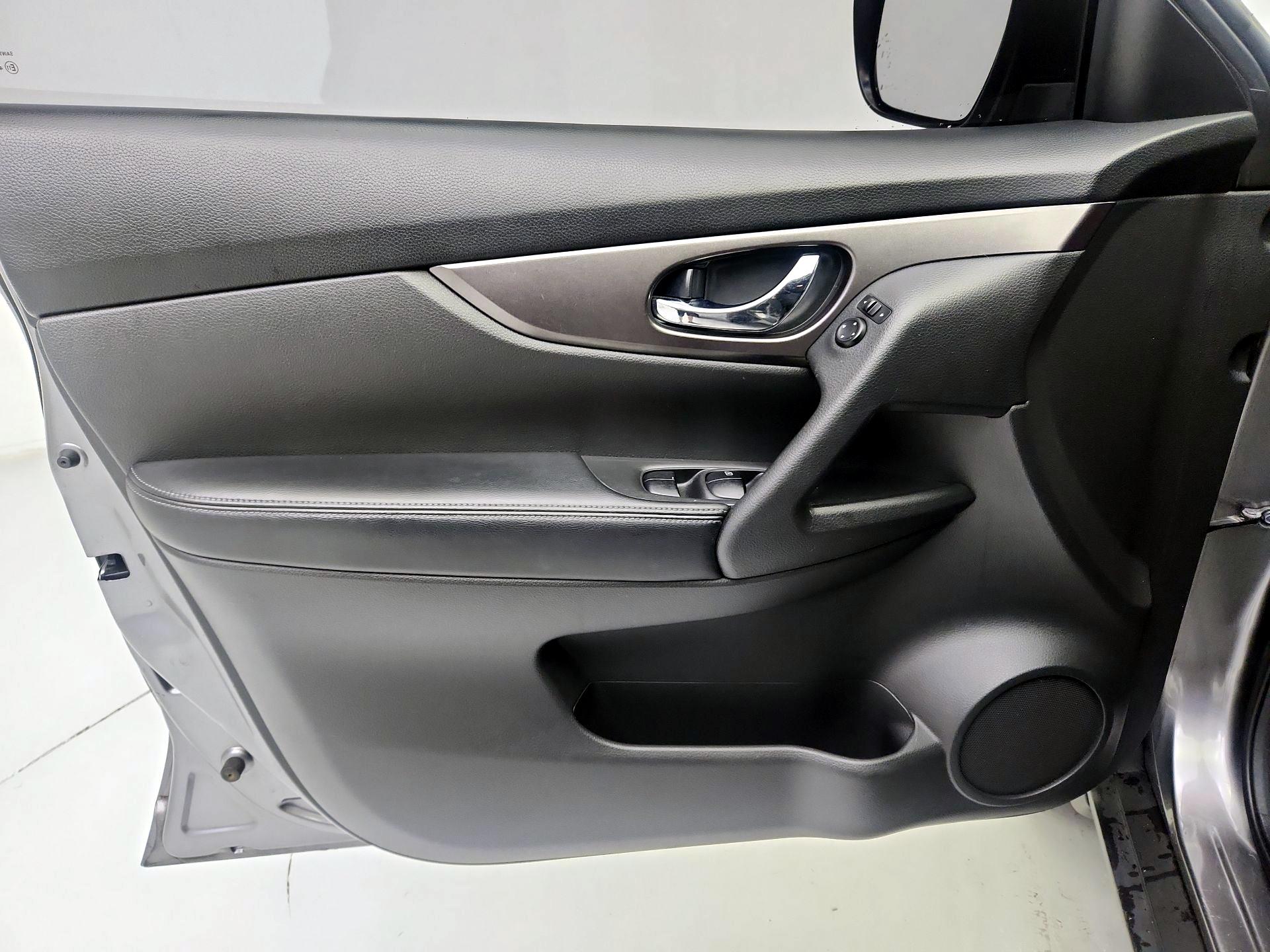 Thumbnail: 2015 Nissan Rogue - 12