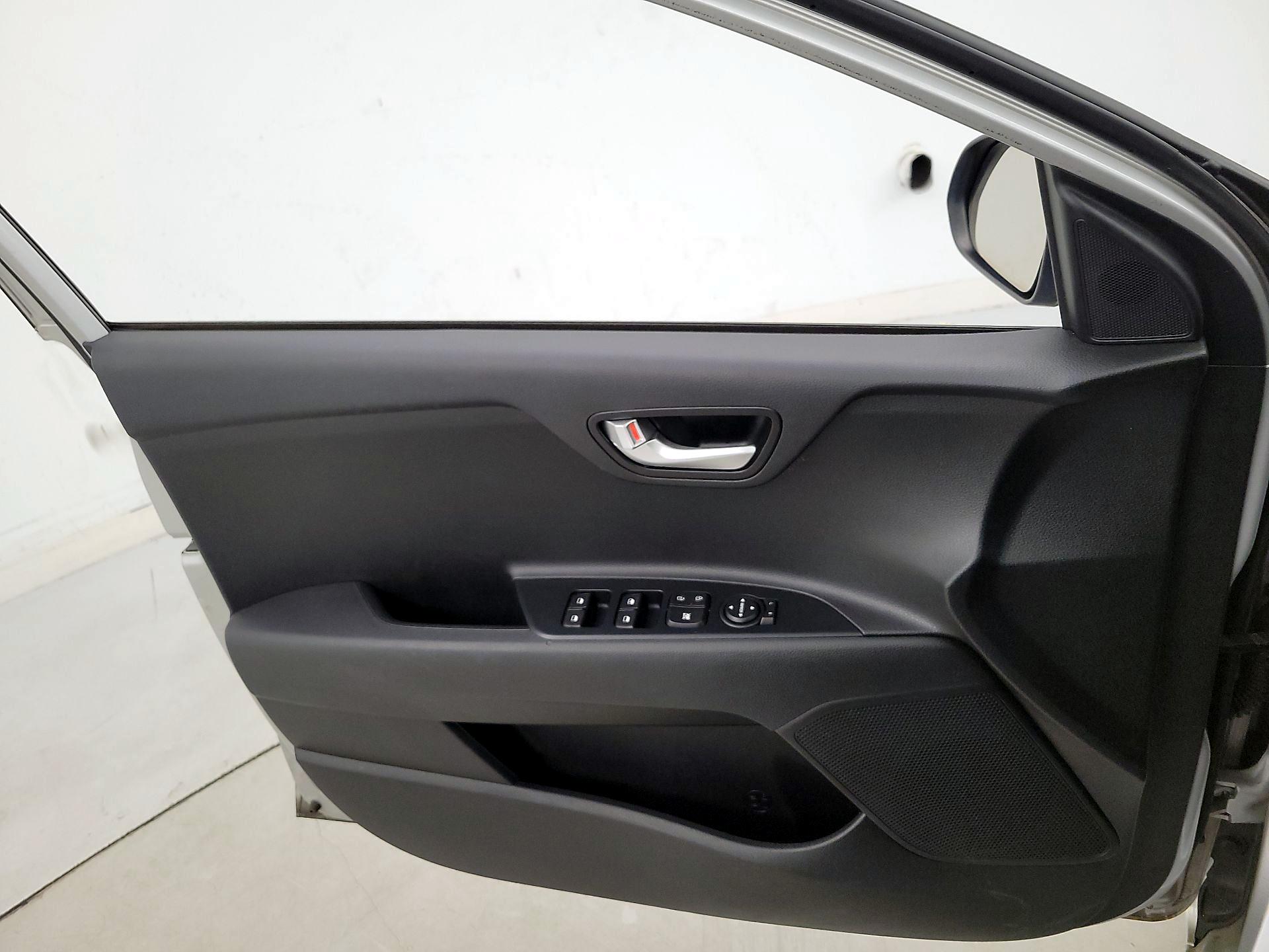 Thumbnail: 2019 Kia Rio - 12