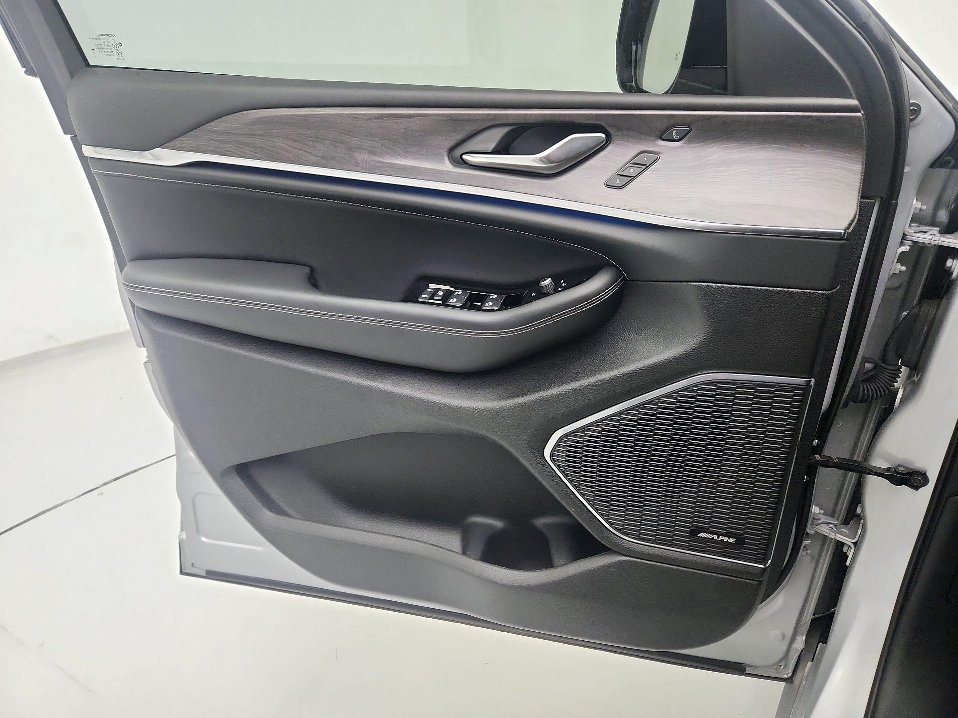 Thumbnail: 2024 Jeep Grand Cherokee - 10