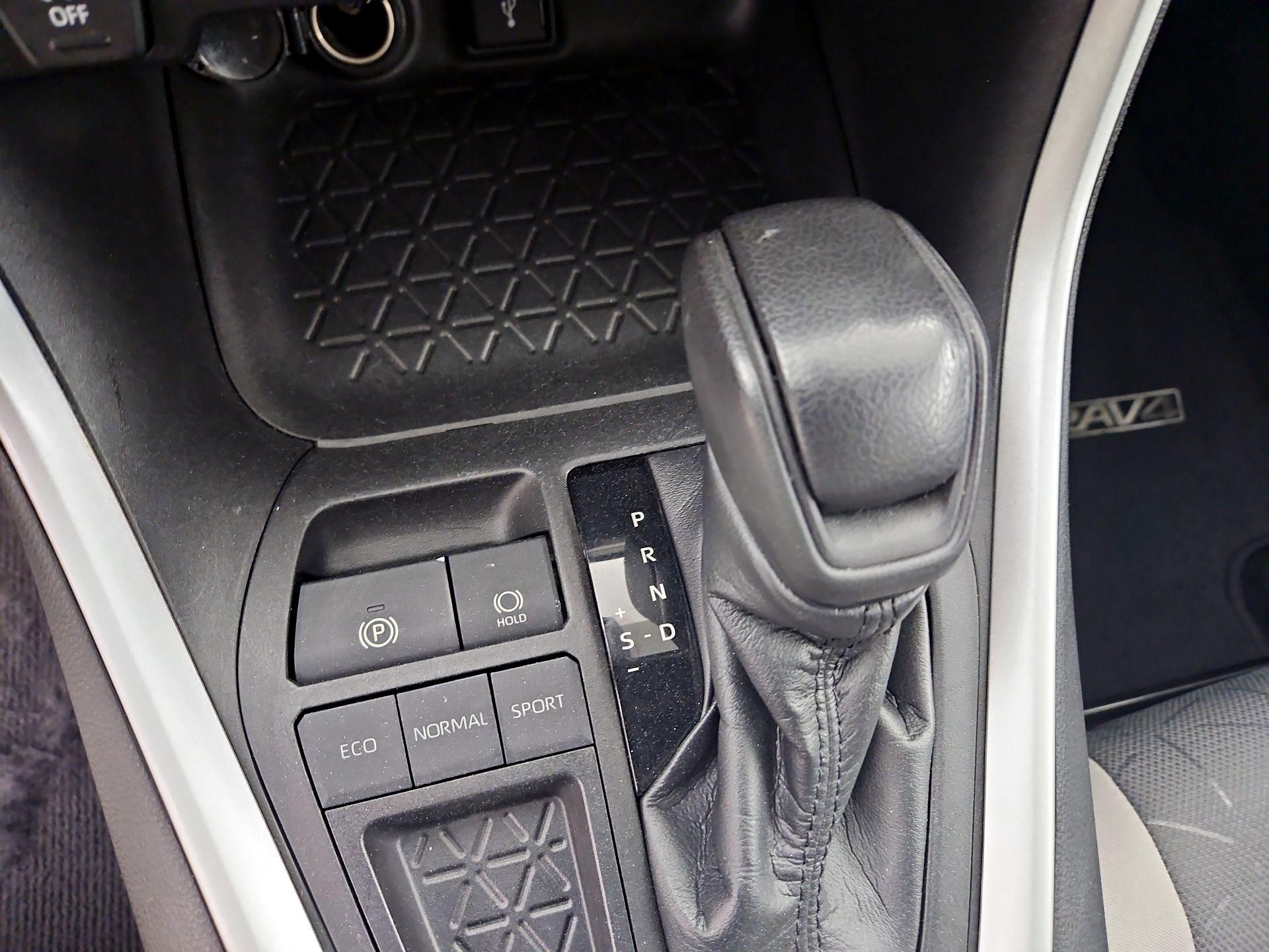 Thumbnail: 2021 Toyota RAV4 - 17